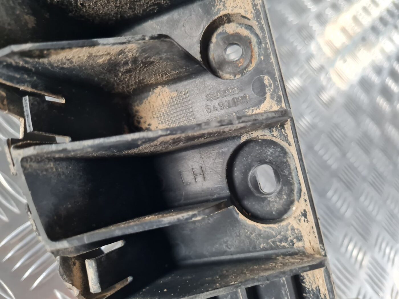 Aizmugurēja bufera kronšteins priekš SAAB 9-5 1999 2 Aizmugurēja bufera kronšteins priekš SAAB 9-5 1999