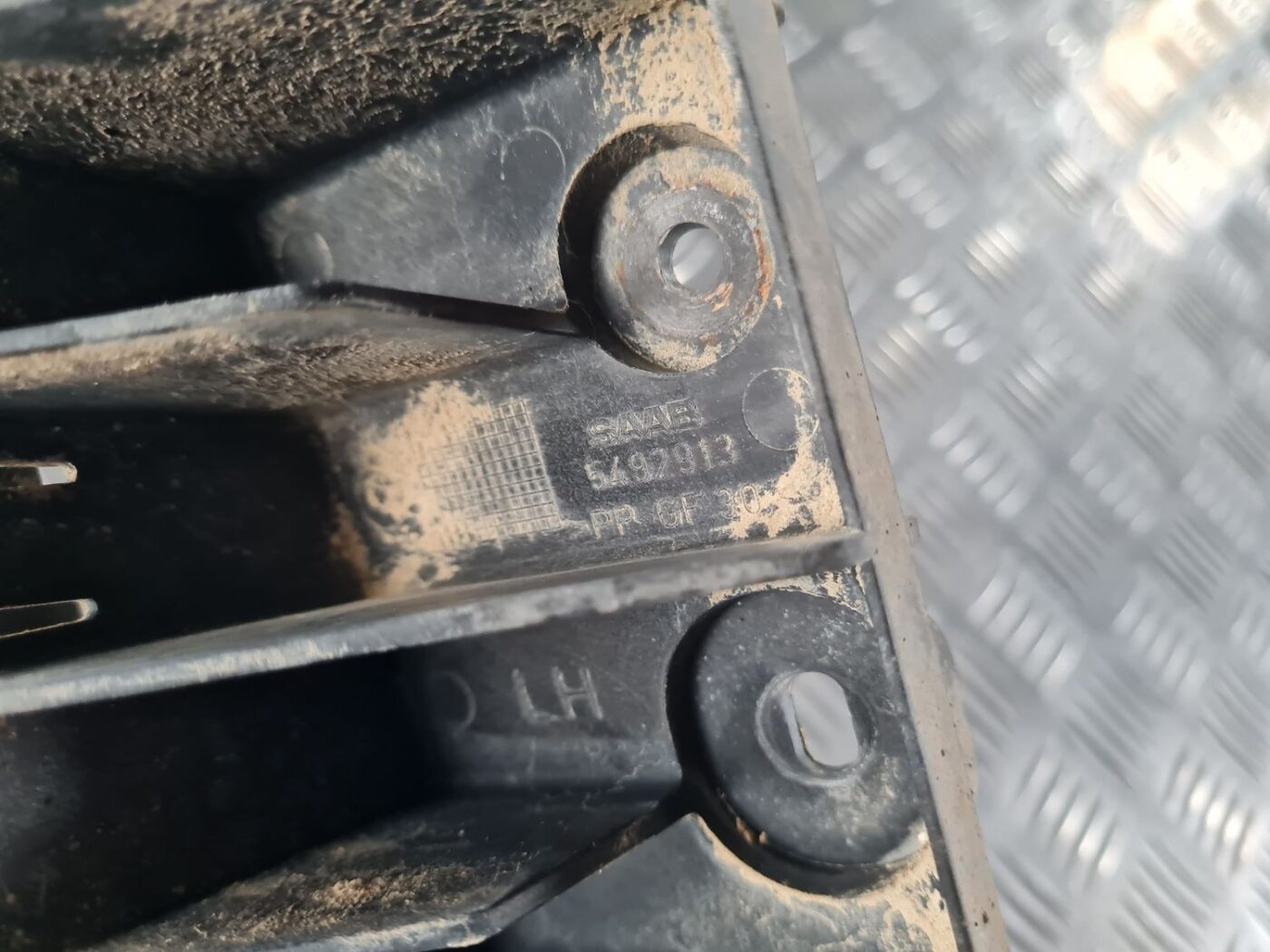 Aizmugurēja bufera kronšteins priekš SAAB 9-5 1999 5 Aizmugurēja bufera kronšteins priekš SAAB 9-5 1999