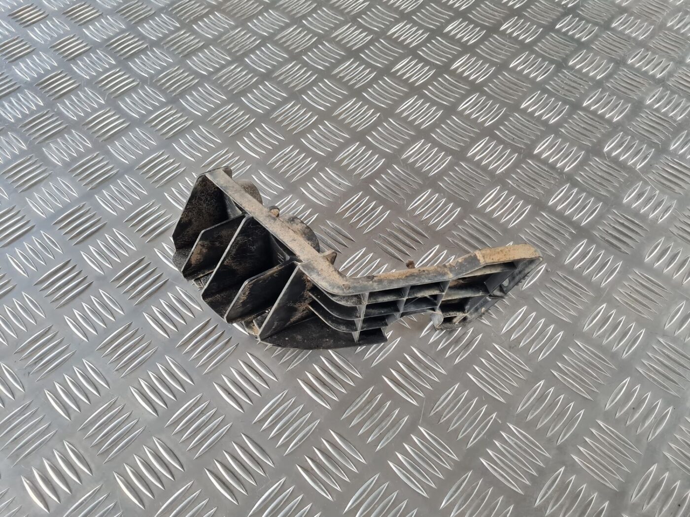 Aizmugurēja bufera kronšteins priekš SAAB 9-5 1999 4 Aizmugurēja bufera kronšteins priekš SAAB 9-5 1999