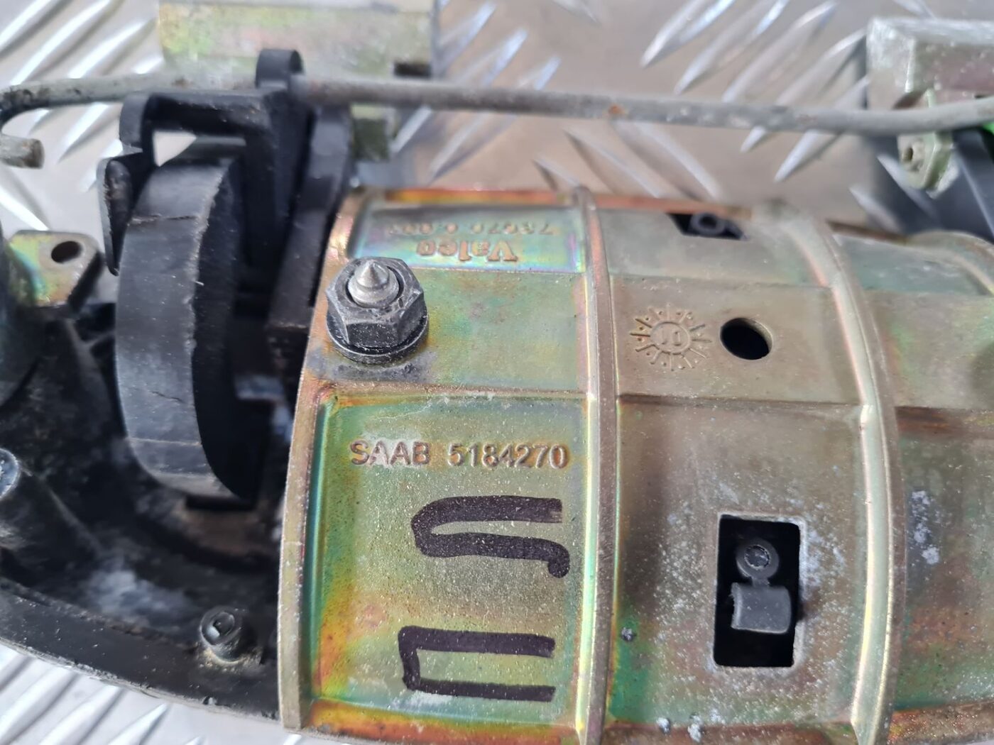 Priekšējāis kreisais durvju rokturis priekš SAAB 9-5 1999 4 Priekšējāis kreisais durvju rokturis priekš SAAB 9-5 1999