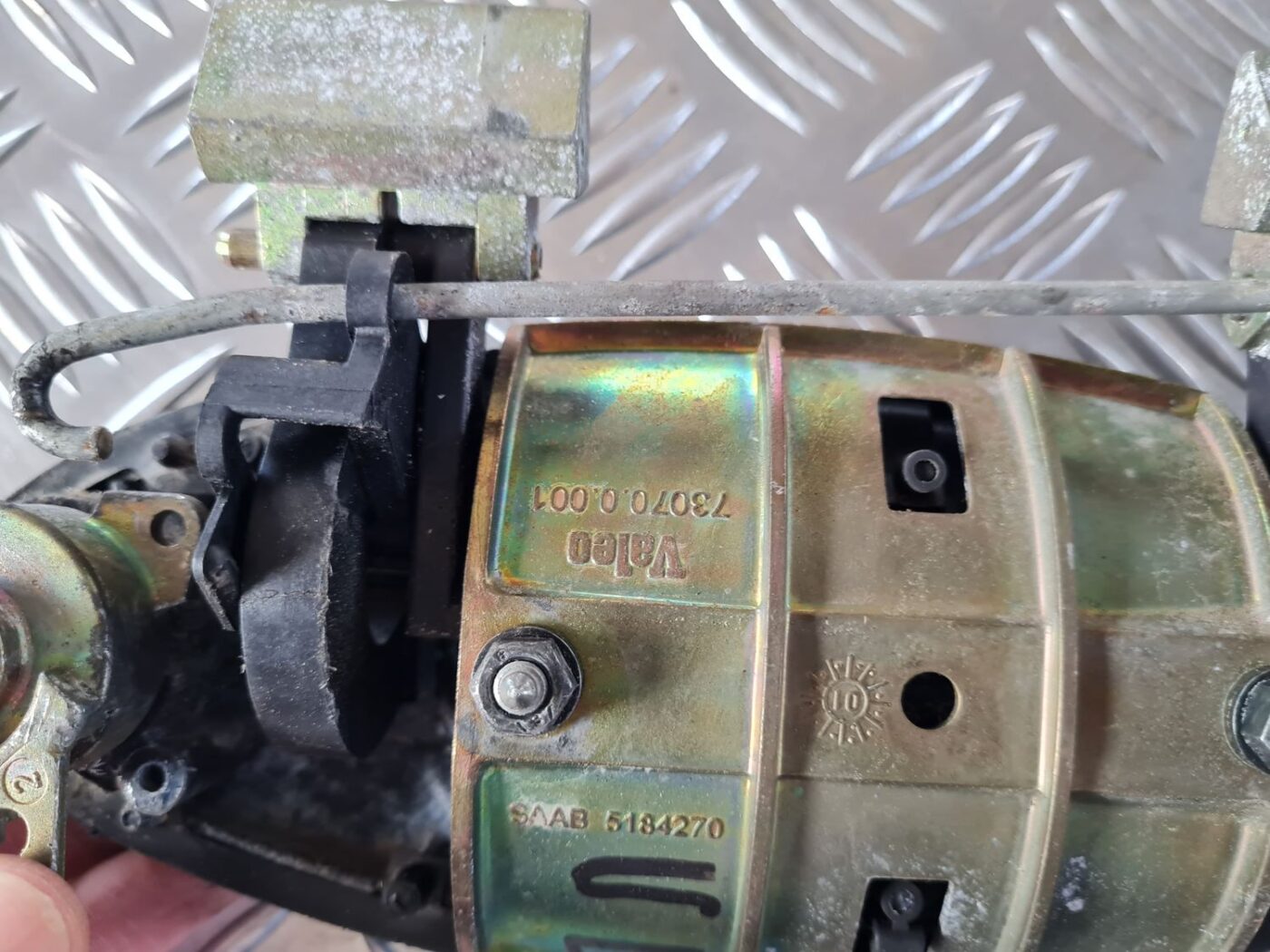 Priekšējāis kreisais durvju rokturis priekš SAAB 9-5 1999 3 Priekšējāis kreisais durvju rokturis priekš SAAB 9-5 1999