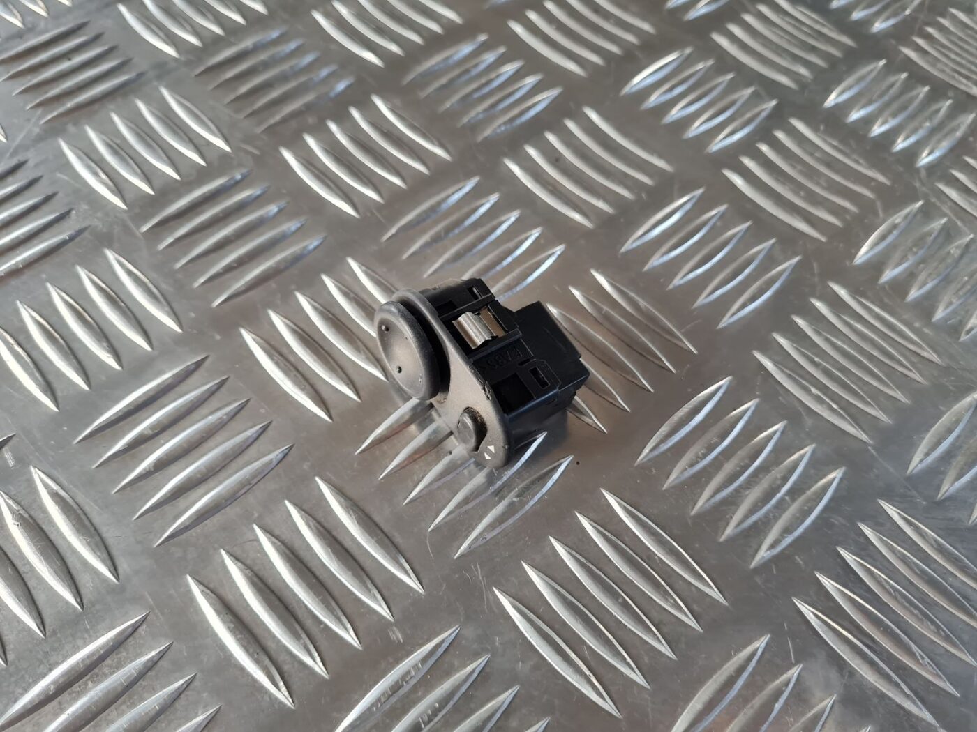 Spoguļa regulēšanas poga priekš SAAB 9-5 1999 2 Spoguļa regulēšanas poga priekš SAAB 9-5 1999