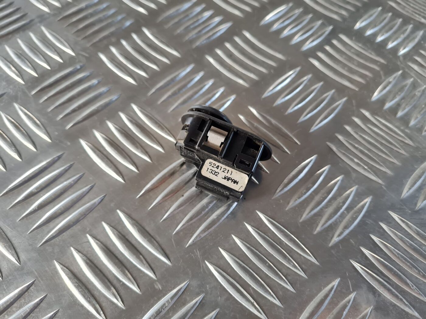 Spoguļa regulēšanas poga priekš SAAB 9-5 1999 3 Spoguļa regulēšanas poga priekš SAAB 9-5 1999