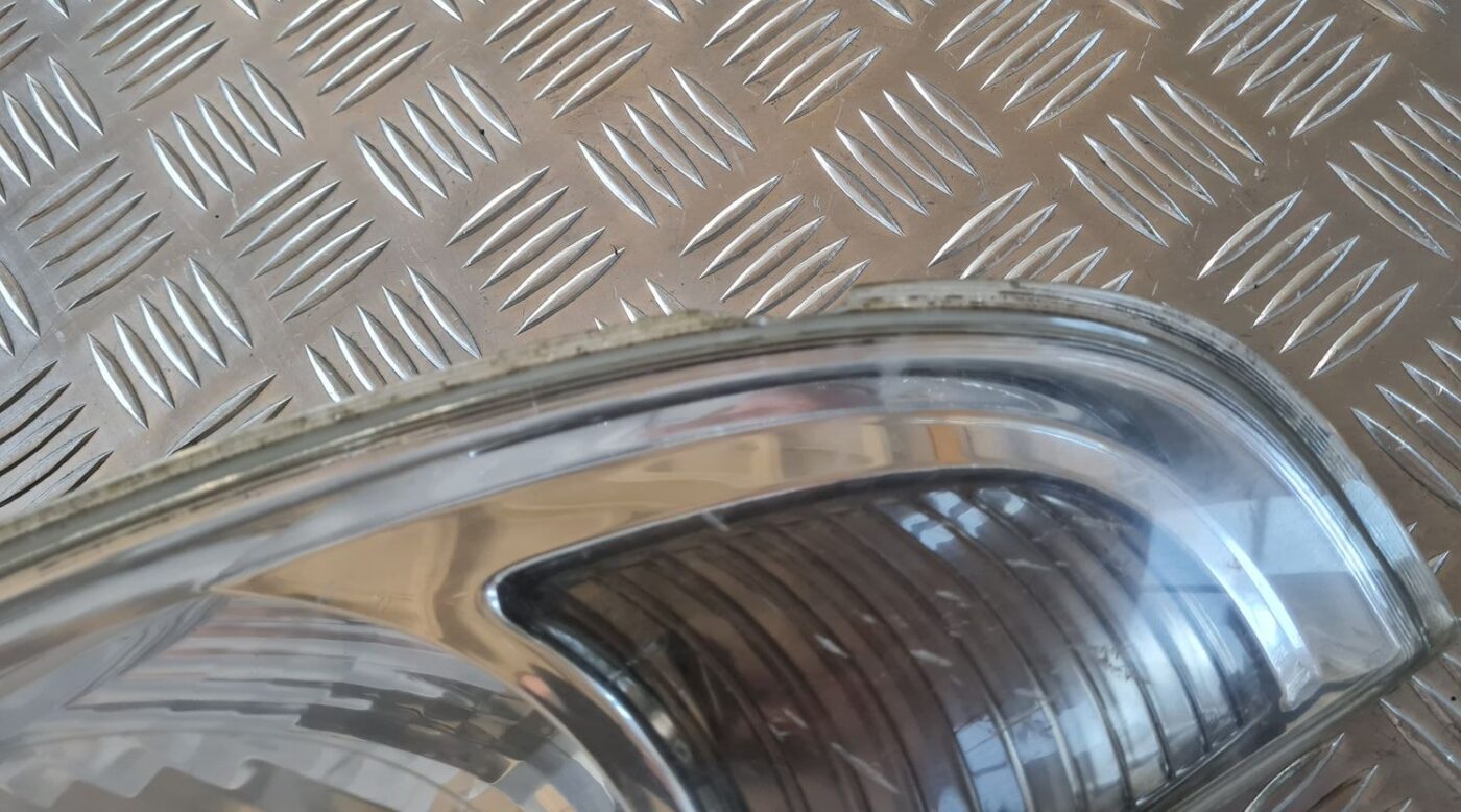 Pagrieziena signala lukturis priekš SAAB 9-5 1999 4 Pagrieziena signala lukturis priekš SAAB 9-5 1999