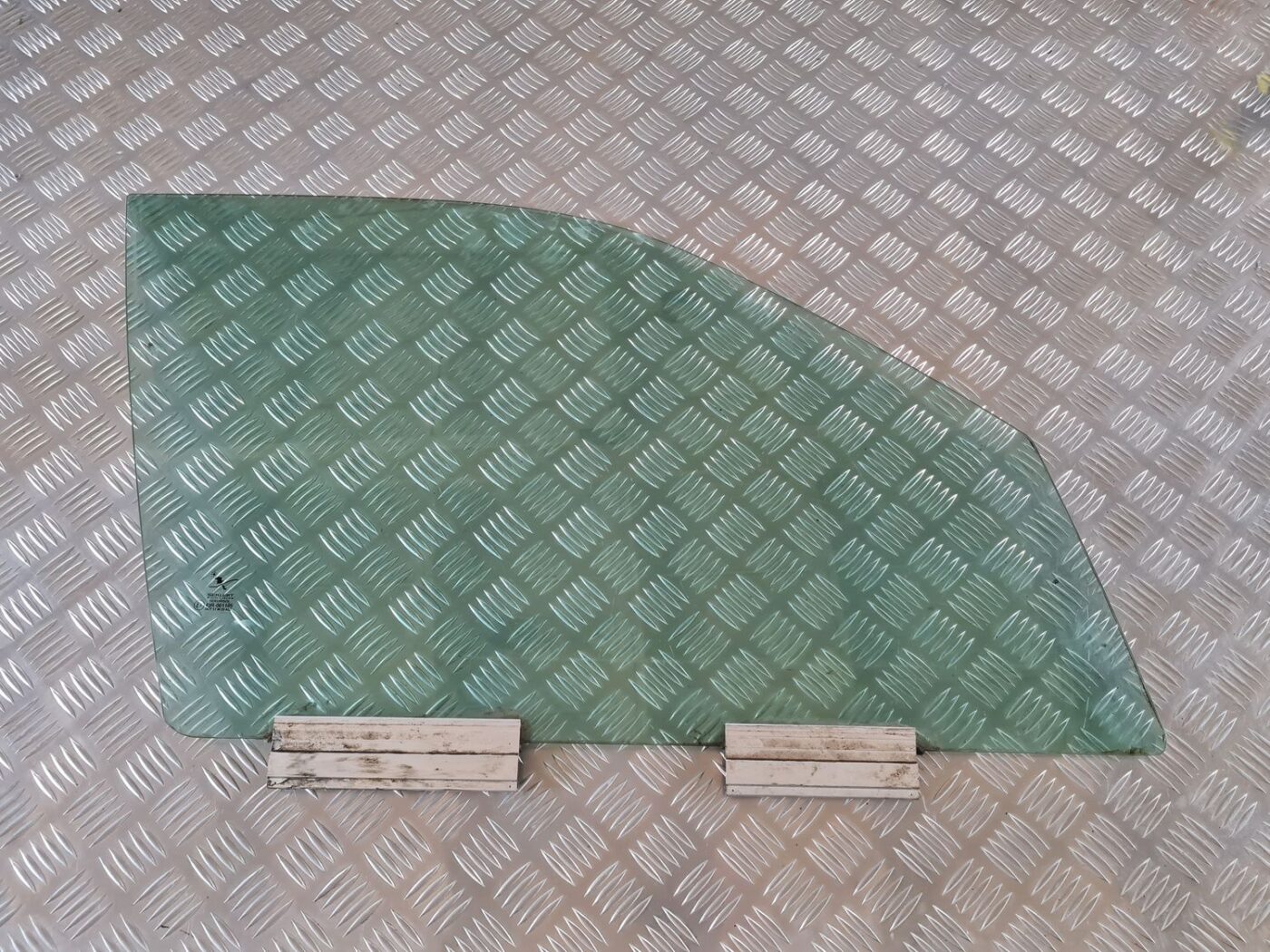 Priekšējo labo durvju stikls priekš SAAB 9-5 1999 1 Priekšējo labo durvju stikls priekš SAAB 9-5 1999