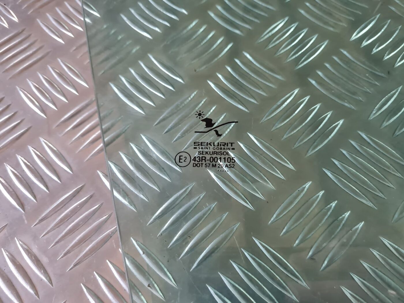 Priekšējo labo durvju stikls priekš SAAB 9-5 1999 2 Priekšējo labo durvju stikls priekš SAAB 9-5 1999