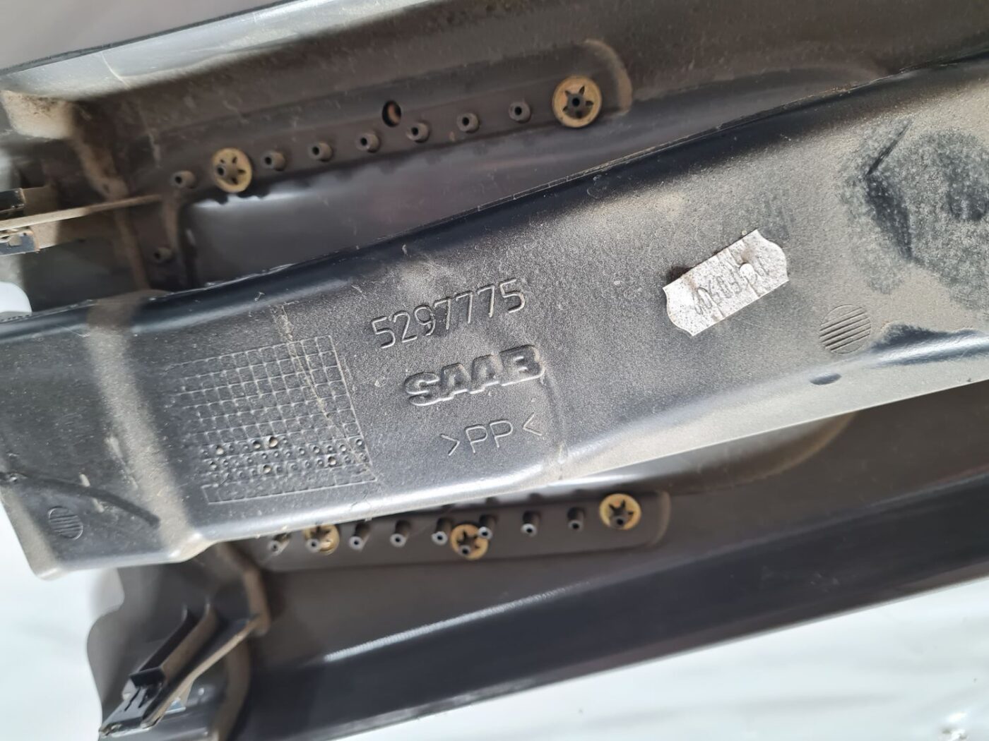 Vidējas salona statnes apdare priekš SAAB 9-5 1999 3 Vidējas salona statnes apdare priekš SAAB 9-5 1999