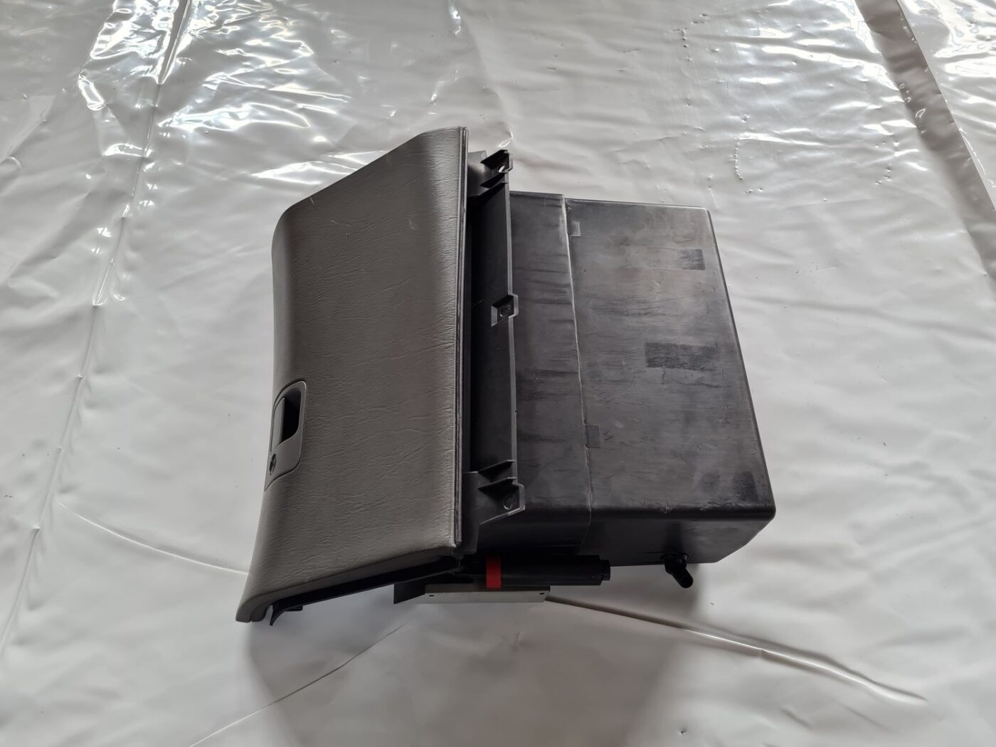 Mantu glabāšanas nodalījums pasažiera pusē priekš SAAB 9-5 1999 1 Mantu glabāšanas nodalījums pasažiera pusē priekš SAAB 9-5 1999