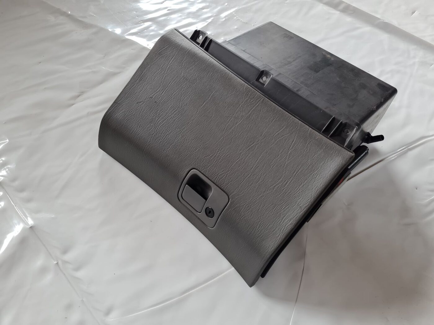 Mantu glabāšanas nodalījums pasažiera pusē priekš SAAB 9-5 1999 2 Mantu glabāšanas nodalījums pasažiera pusē priekš SAAB 9-5 1999