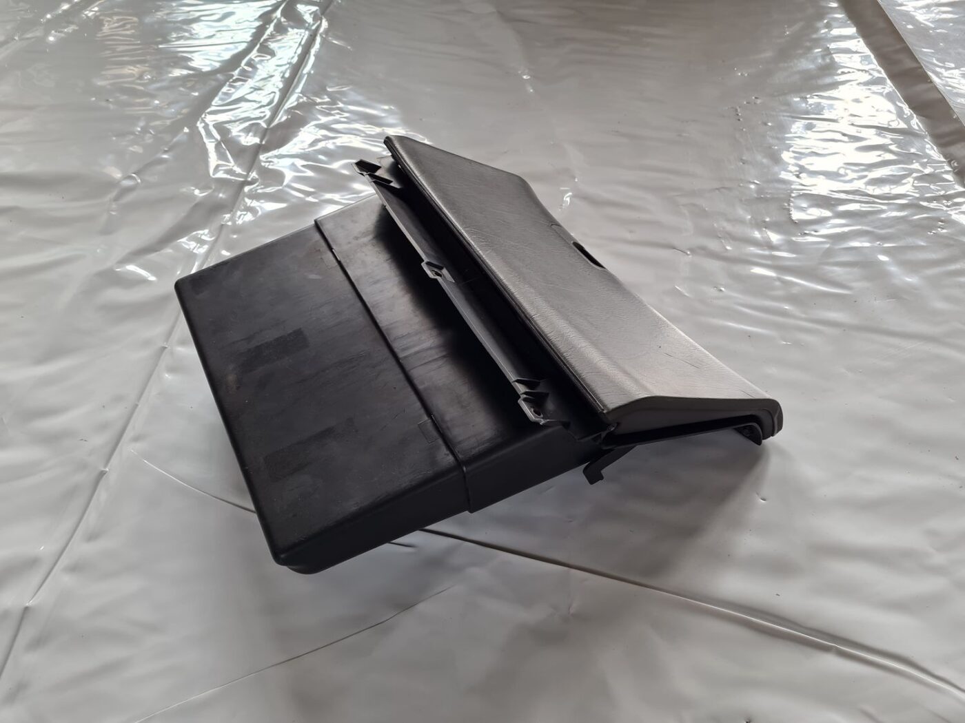 Mantu glabāšanas nodalījums pasažiera pusē priekš SAAB 9-5 1999 5 Mantu glabāšanas nodalījums pasažiera pusē priekš SAAB 9-5 1999