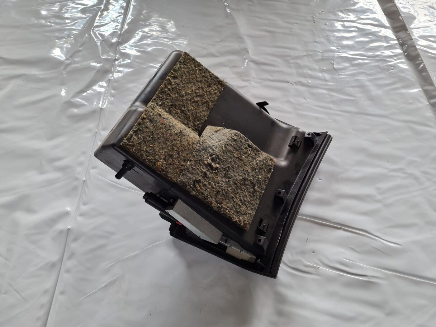 Mantu glabāšanas nodalījums pasažiera pusē priekš SAAB 9-5 1999 4 Mantu glabāšanas nodalījums pasažiera pusē priekš SAAB 9-5 1999