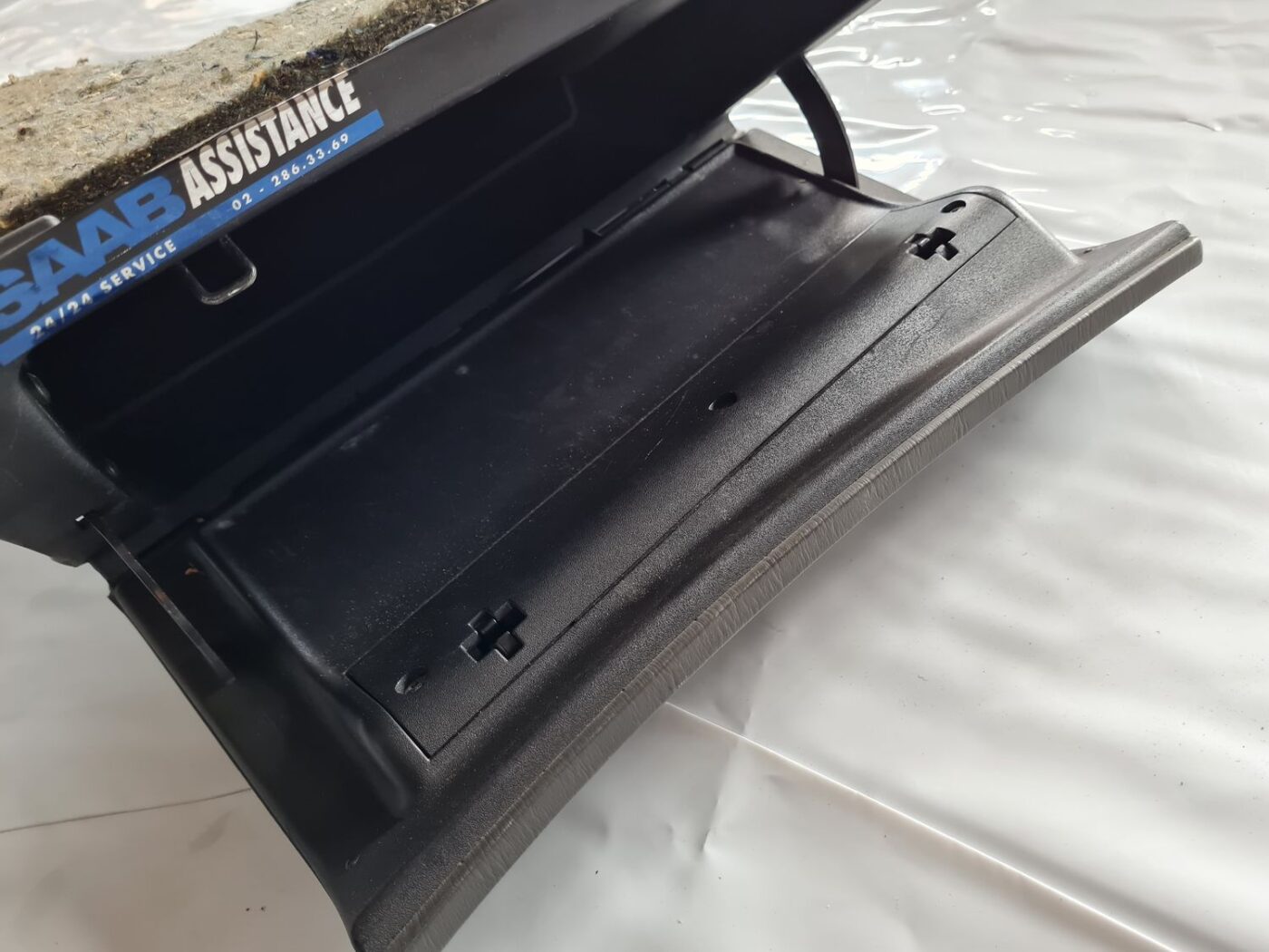 Mantu glabāšanas nodalījums pasažiera pusē priekš SAAB 9-5 1999 3 Mantu glabāšanas nodalījums pasažiera pusē priekš SAAB 9-5 1999