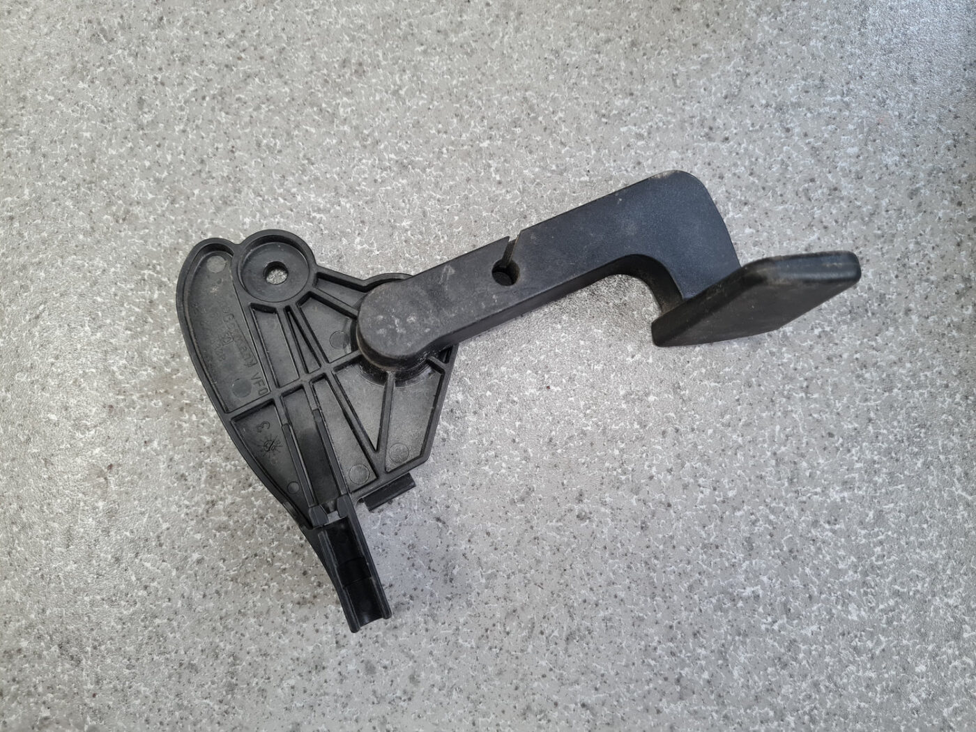 Pārsega atveršanas rokturis salonā priekš AUDI A4 AVANT 2005 2 Pārsega atveršanas rokturis salonā priekš AUDI A4 AVANT 2005