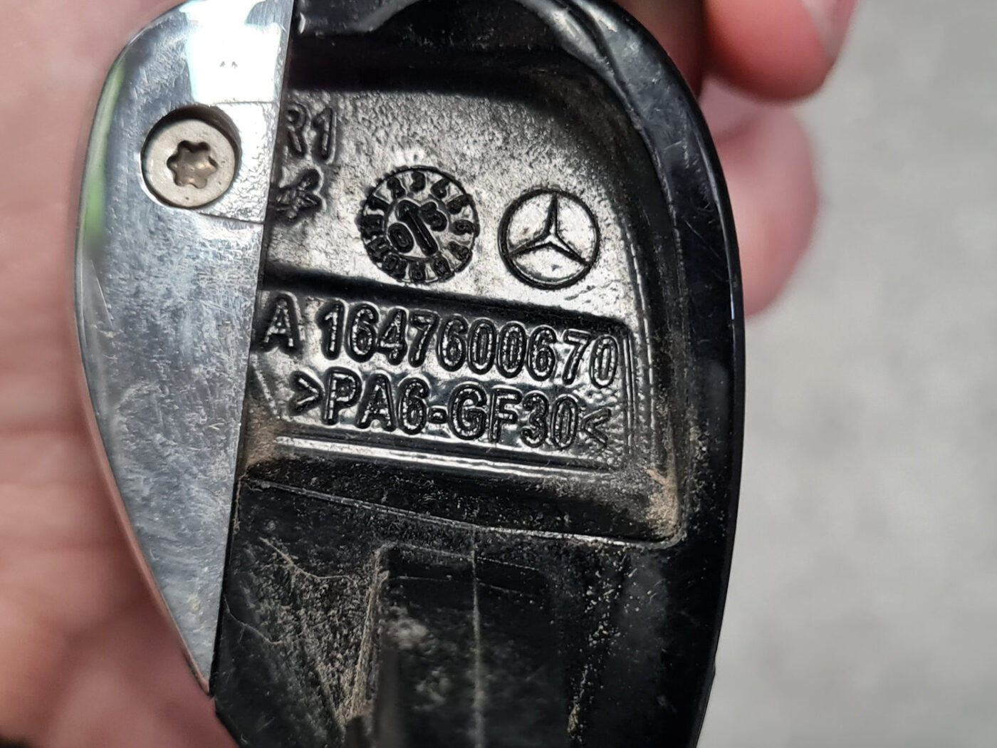 Aizmugurējāis labais durvju rokturis priekš MERCEDES BENZ ML320 2005 BLACK 4 Aizmugurējāis labais durvju rokturis priekš MERCEDES BENZ ML320 2005 BLACK