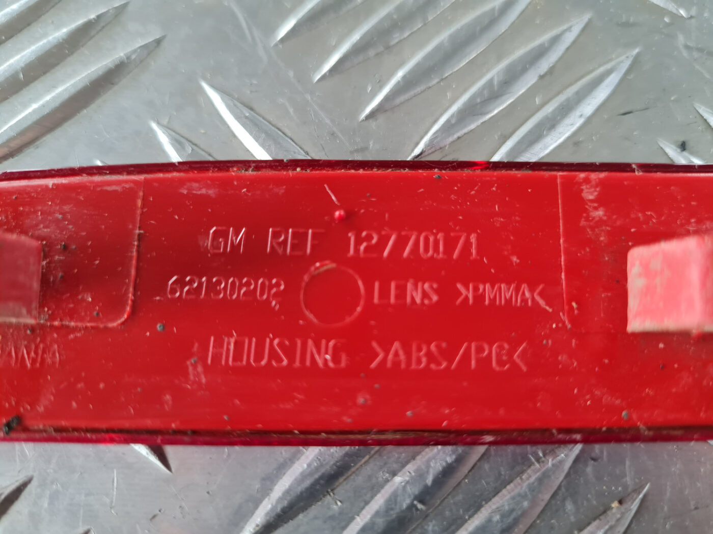 Aizmugurējais atstarotājs priekš SAAB 9-3 2009