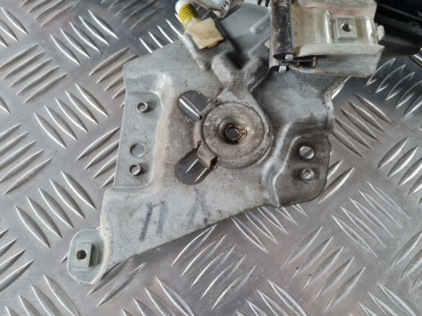 Stikla pacelšanas mehānisms priekšējais kreisais priekš SAAB 9-3 2009 3 Stikla pacelšanas mehānisms priekšējais kreisais priekš SAAB 9-3 2009