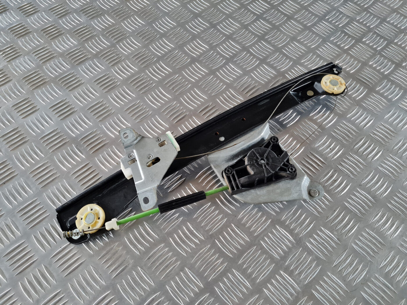 Stikla pacelšanas mehānisms aizmugurējais labais priekš SAAB 9-3 2009 4 Stikla pacelšanas mehānisms aizmugurējais labais priekš SAAB 9-3 2009