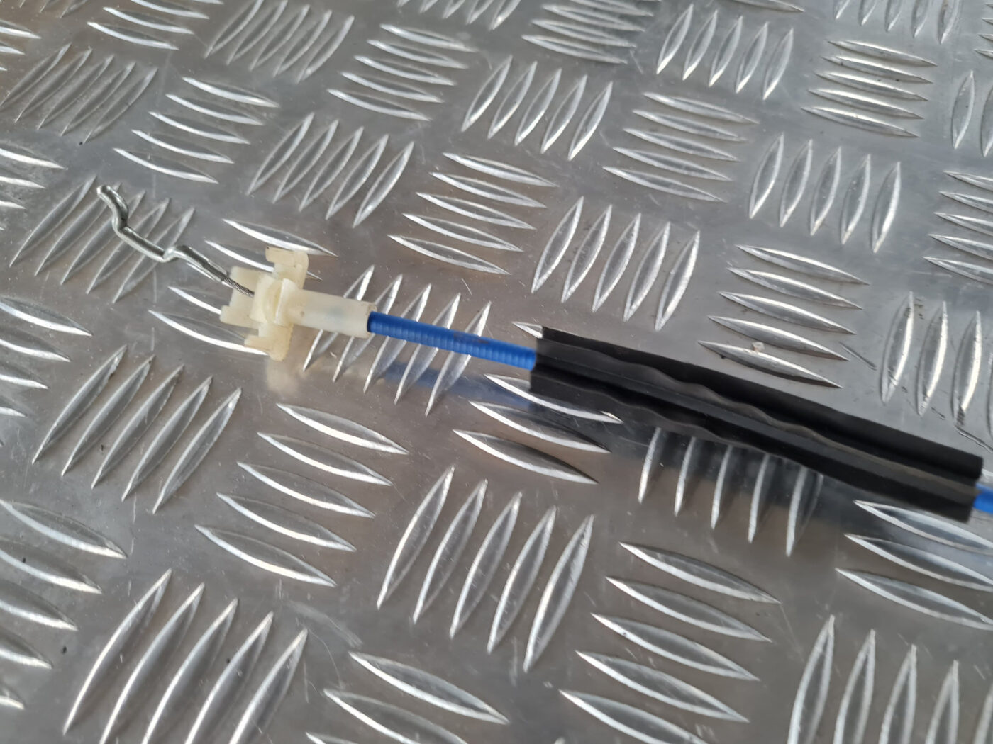 Priekšējo labo durvju slēdzene priekš SAAB 9-3 2009 9 Priekšējo labo durvju slēdzene priekš SAAB 9-3 2009