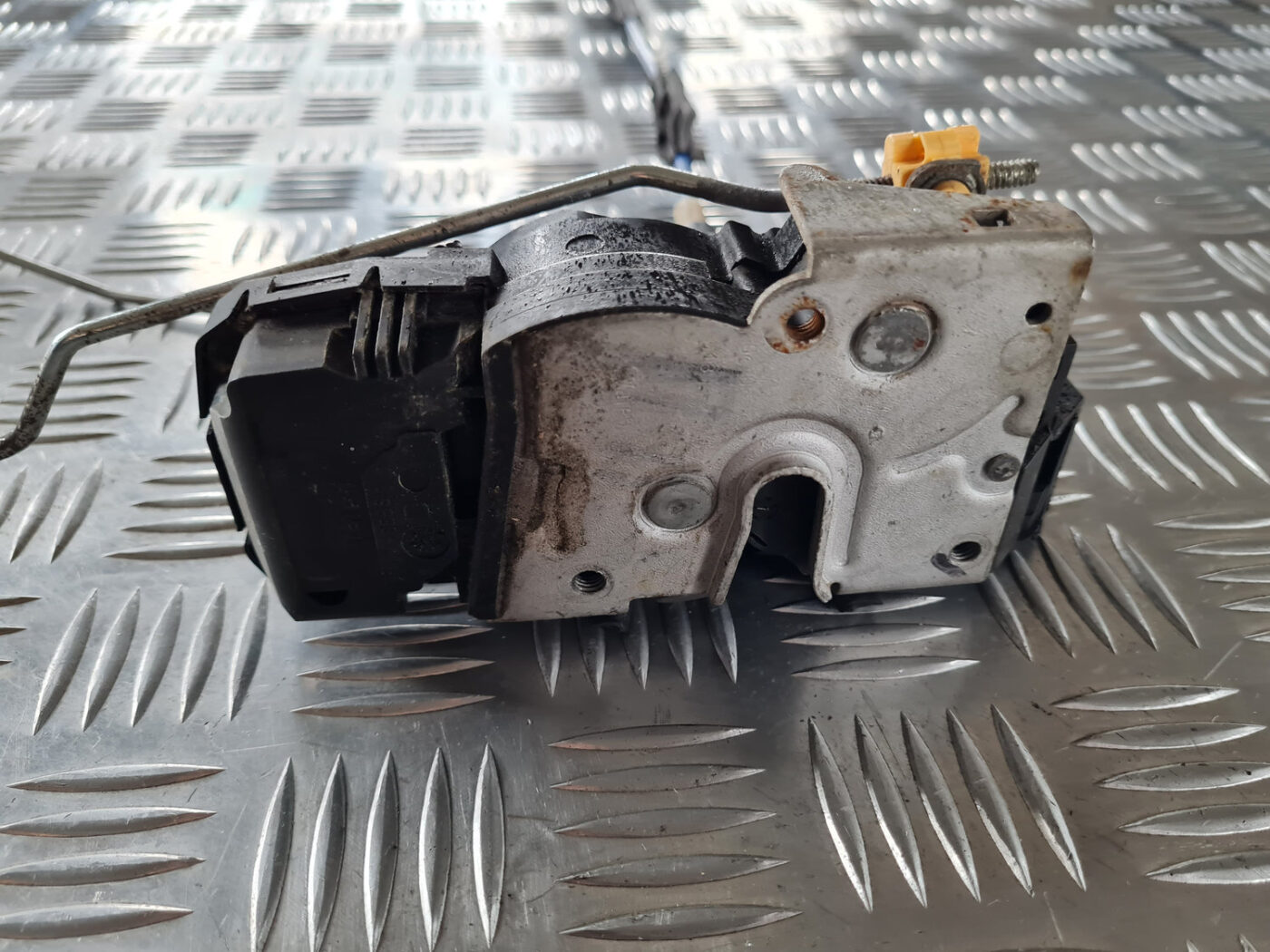 Priekšējo labo durvju slēdzene priekš SAAB 9-3 2009 8 Priekšējo labo durvju slēdzene priekš SAAB 9-3 2009