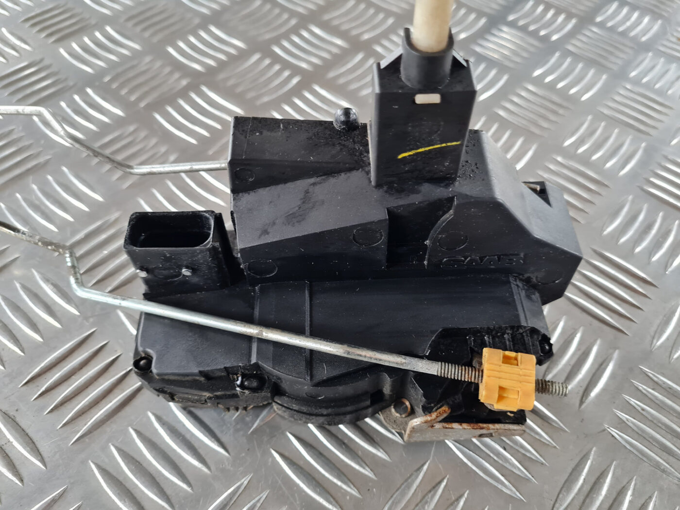 Priekšējo labo durvju slēdzene priekš SAAB 9-3 2009 7 Priekšējo labo durvju slēdzene priekš SAAB 9-3 2009