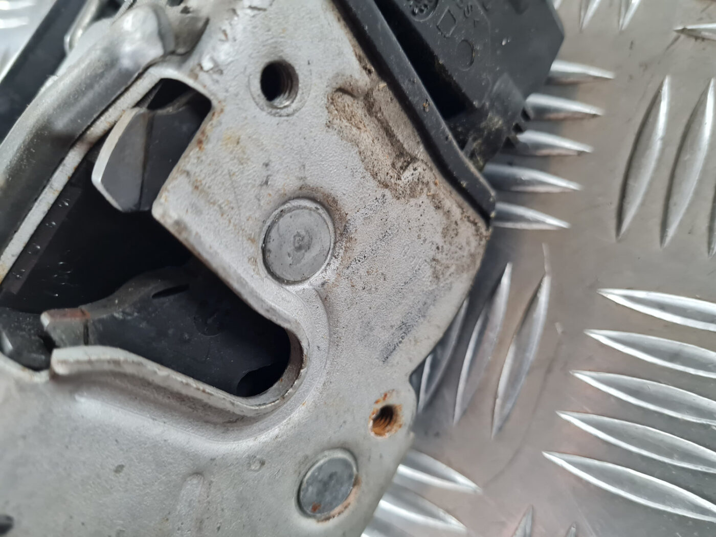 Priekšējo labo durvju slēdzene priekš SAAB 9-3 2009 4 Priekšējo labo durvju slēdzene priekš SAAB 9-3 2009