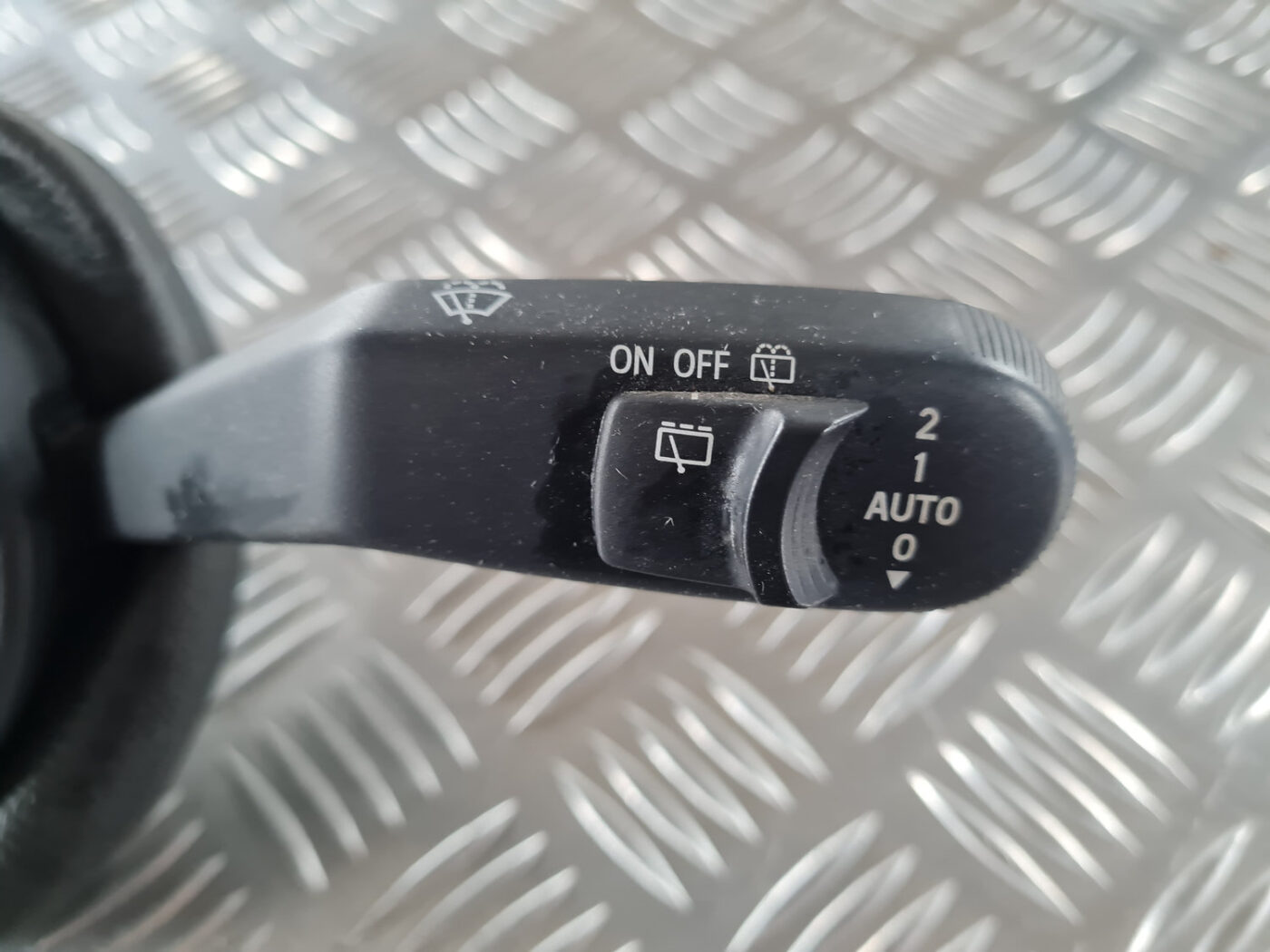 Stūres statnes slēdzis priekš SAAB 9-3 2009 8 Stūres statnes slēdzis priekš SAAB 9-3 2009