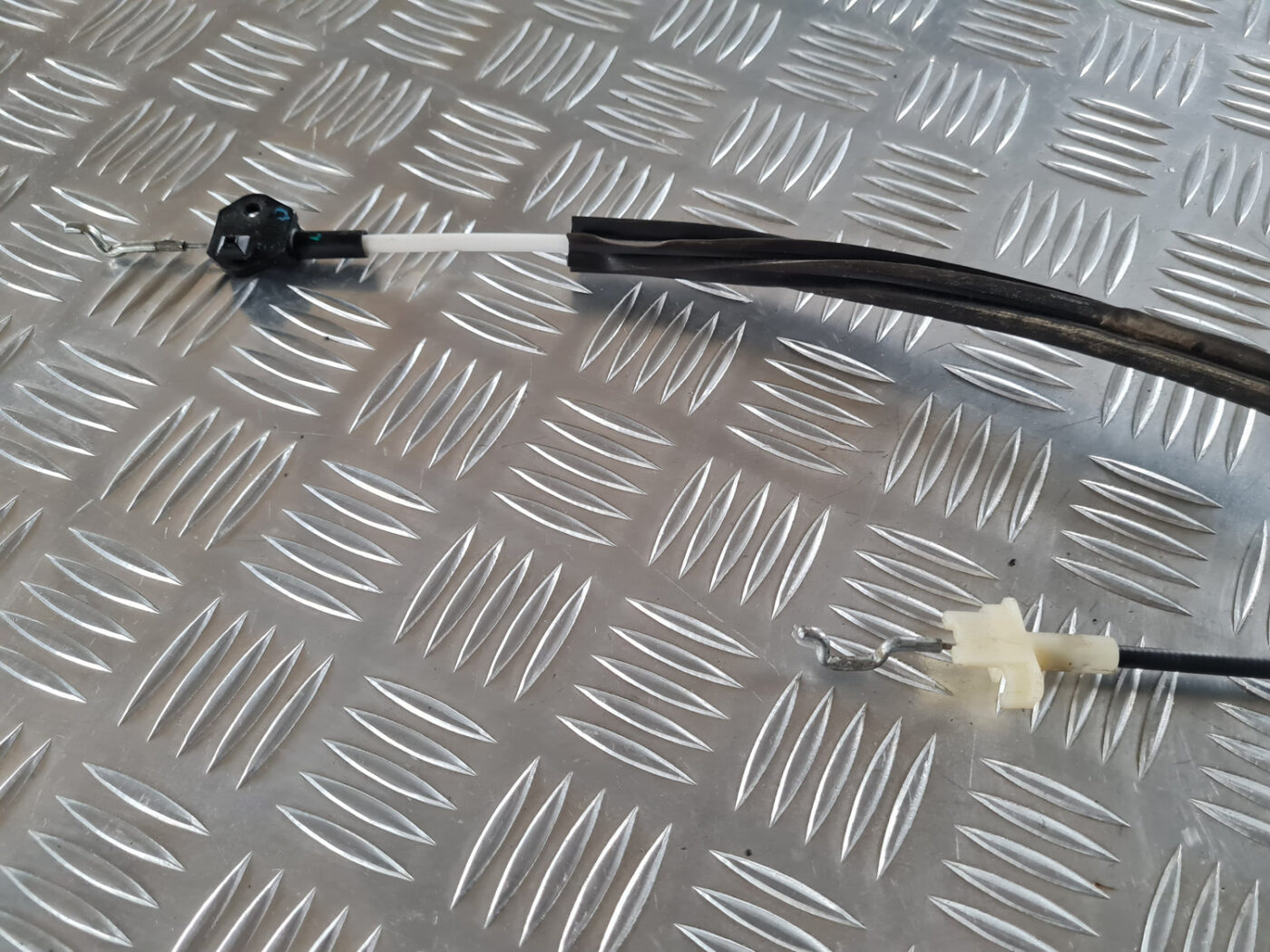 Aizmugurējo labo durvju slēdzene priekš SAAB 9-3 2009 2 Aizmugurējo labo durvju slēdzene priekš SAAB 9-3 2009