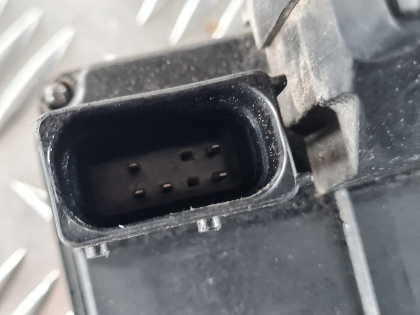 Aizmugurējo labo durvju slēdzene priekš SAAB 9-3 2009 6 Aizmugurējo labo durvju slēdzene priekš SAAB 9-3 2009