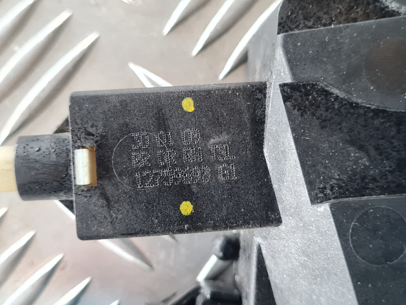 Aizmugurējo labo durvju slēdzene priekš SAAB 9-3 2009 3 Aizmugurējo labo durvju slēdzene priekš SAAB 9-3 2009