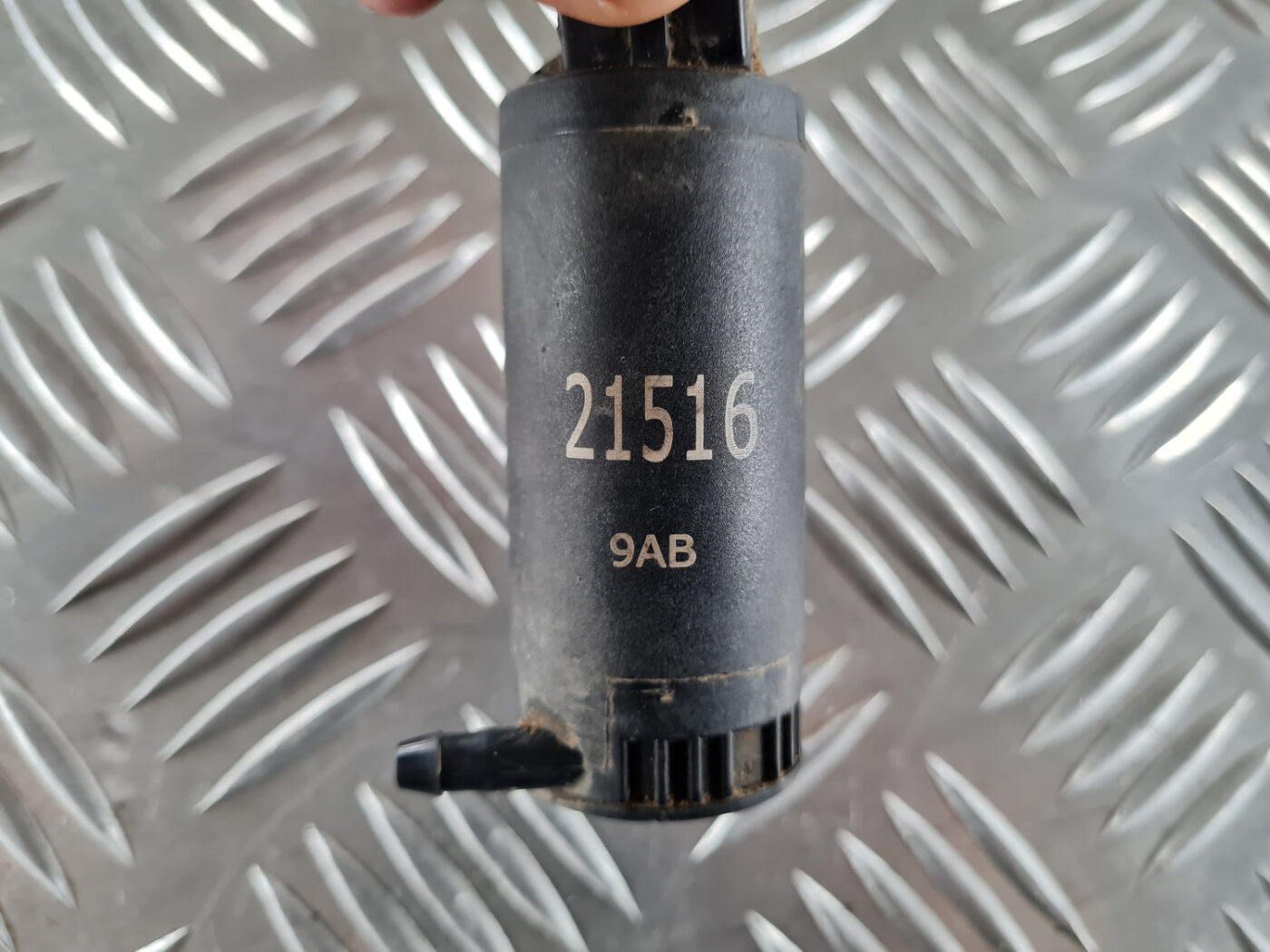 Mazgātāja šķidruma sūknis priekš SAAB 9-3 2009 2 Mazgātāja šķidruma sūknis priekš SAAB 9-3 2009