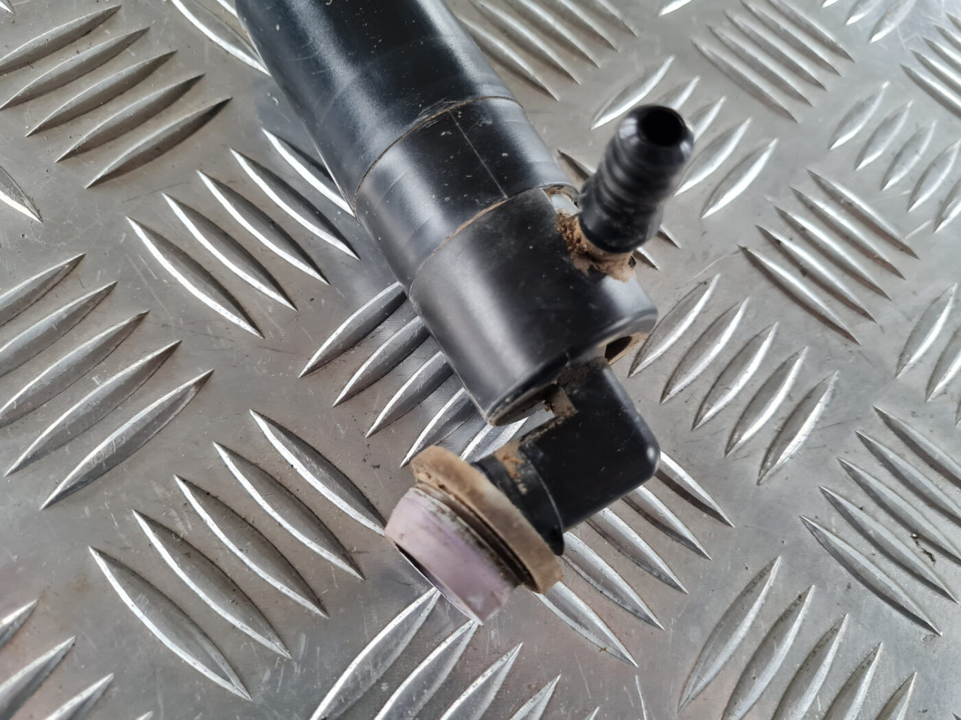 Mazgātāja šķidruma sūknis priekš SAAB 9-3 2009 4 Mazgātāja šķidruma sūknis priekš SAAB 9-3 2009