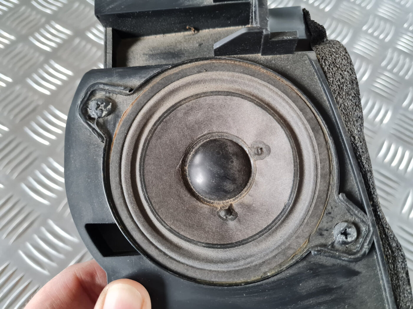 Skaļrunis bagāžnieka nodalījumā priekš SAAB 9-3 2009 7 Skaļrunis bagāžnieka nodalījumā priekš SAAB 9-3 2009