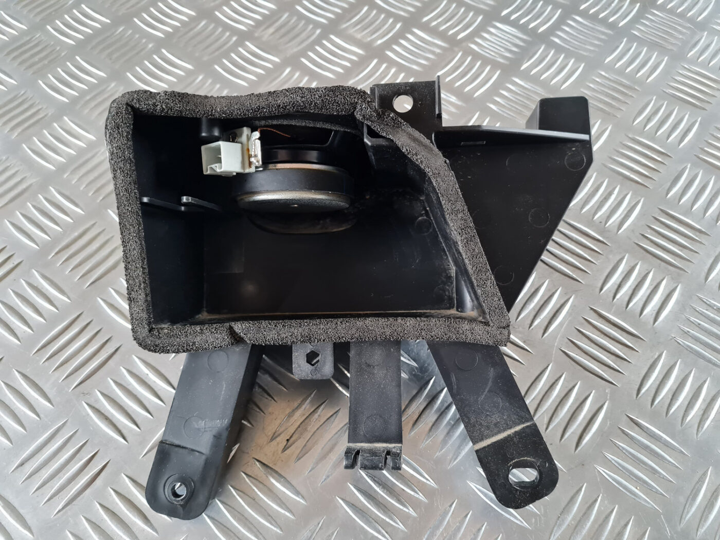 Skaļrunis bagāžnieka nodalījumā priekš SAAB 9-3 2009 6 Skaļrunis bagāžnieka nodalījumā priekš SAAB 9-3 2009