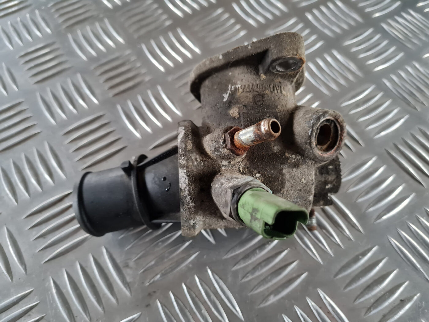 Termostata korpuss priekš SAAB 9-3 2009 2 Termostata korpuss priekš SAAB 9-3 2009