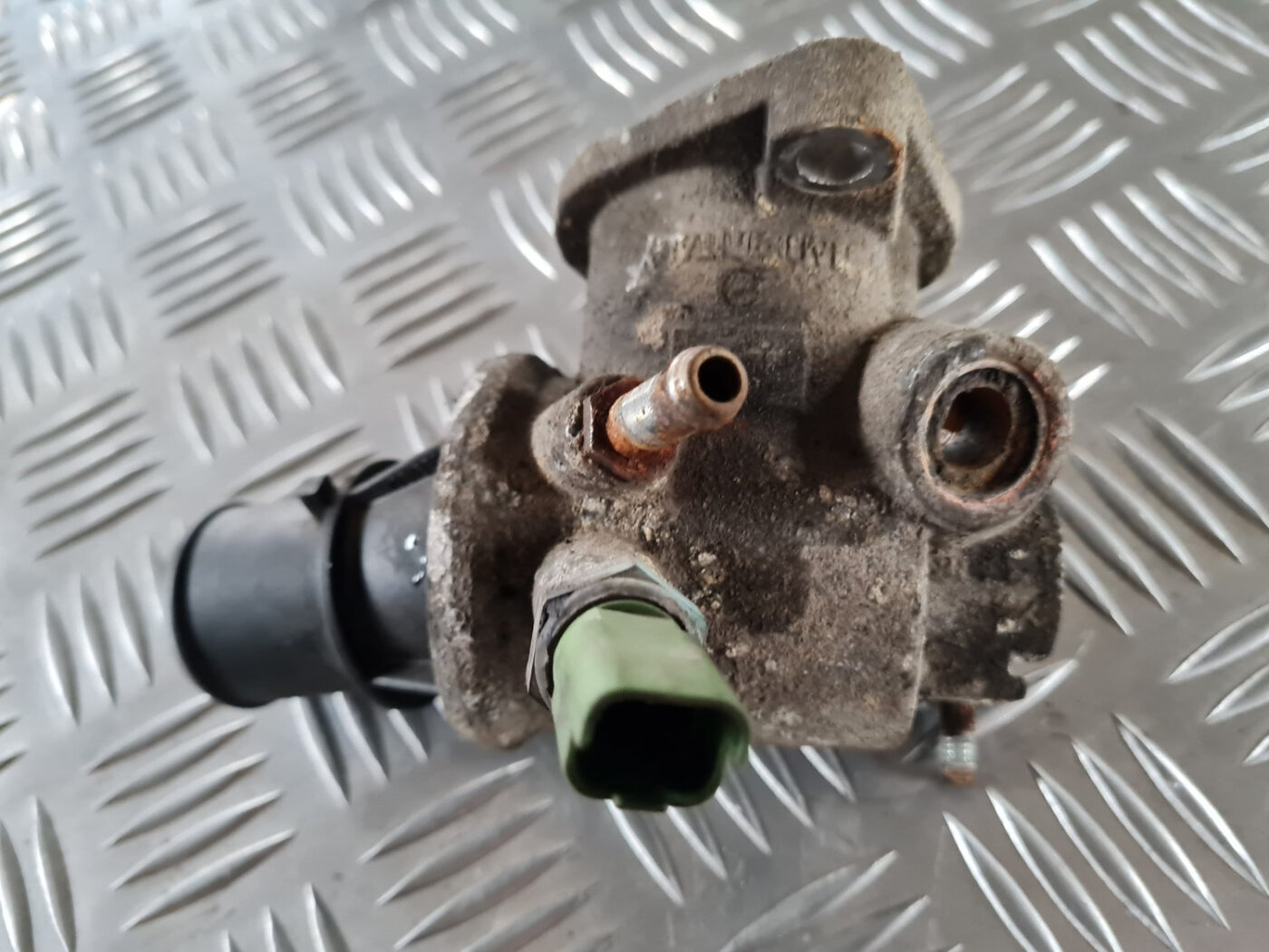 Termostata korpuss priekš SAAB 9-3 2009 3 Termostata korpuss priekš SAAB 9-3 2009