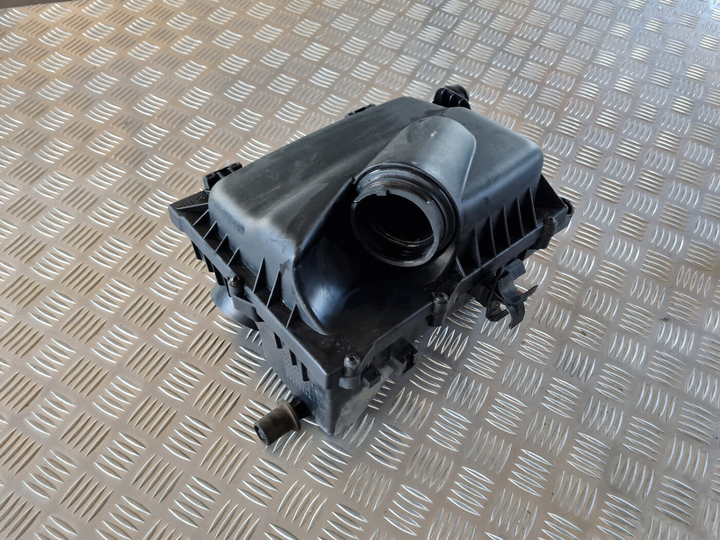 Gaisa filtra korpuss priekš SAAB 9-3 2009 2 Gaisa filtra korpuss priekš SAAB 9-3 2009