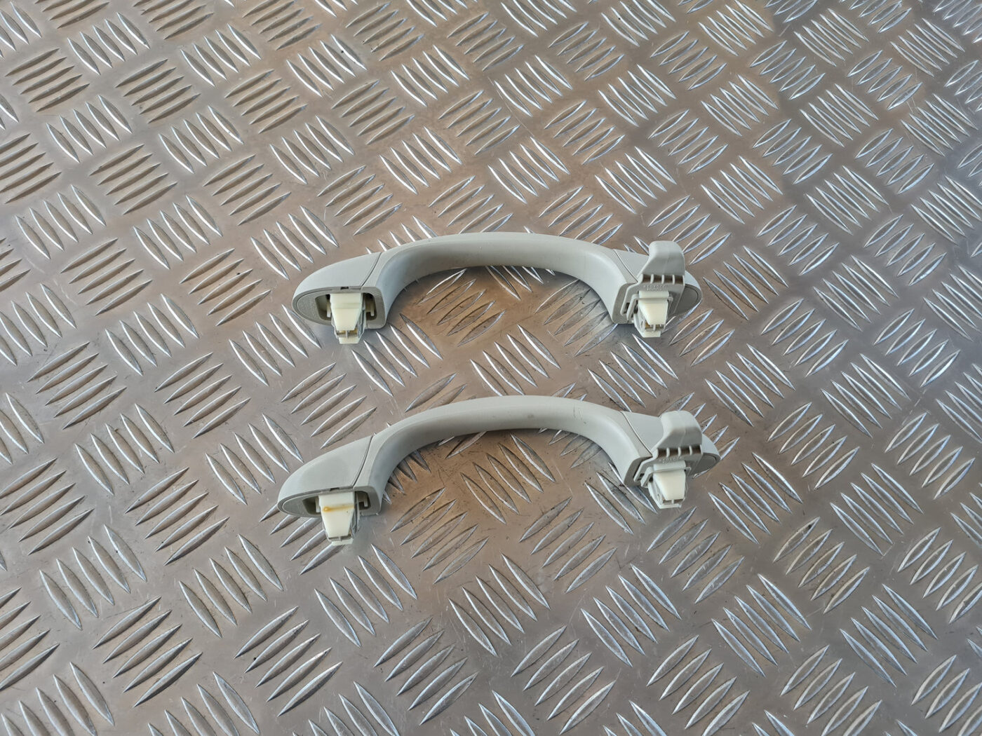 Salona rokturis griestos priekš SAAB 9-3 2009 1 Salona rokturis griestos priekš SAAB 9-3 2009