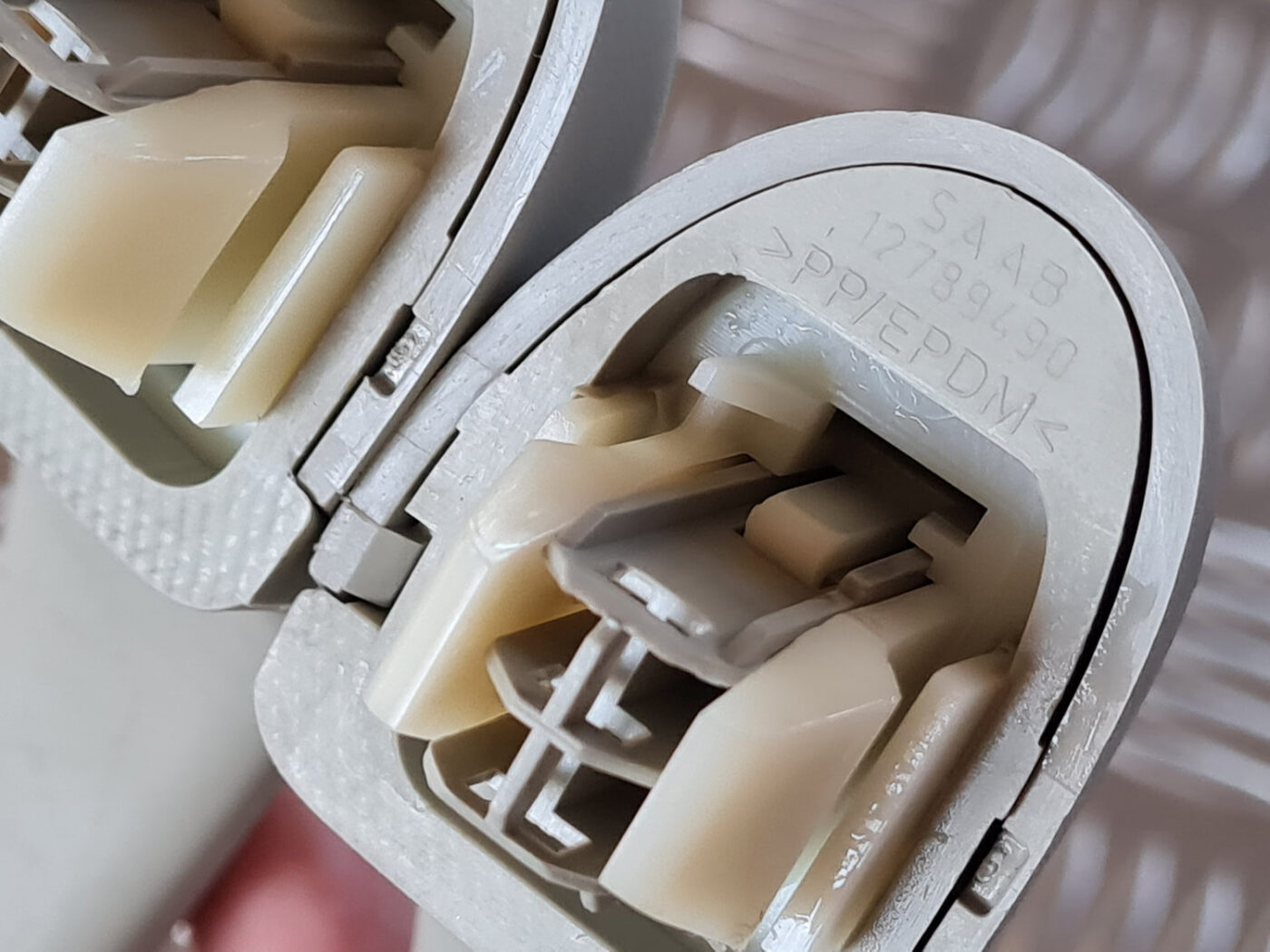 Salona rokturis griestos priekš SAAB 9-3 2009 4 Salona rokturis griestos priekš SAAB 9-3 2009