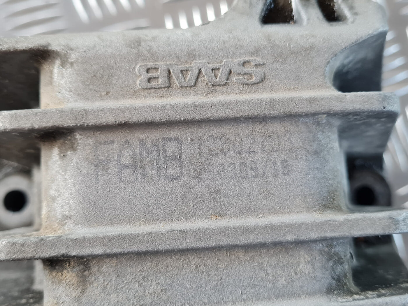 Dzinēja spilvens priekš SAAB 9-3 2009 2 Dzinēja spilvens priekš SAAB 9-3 2009