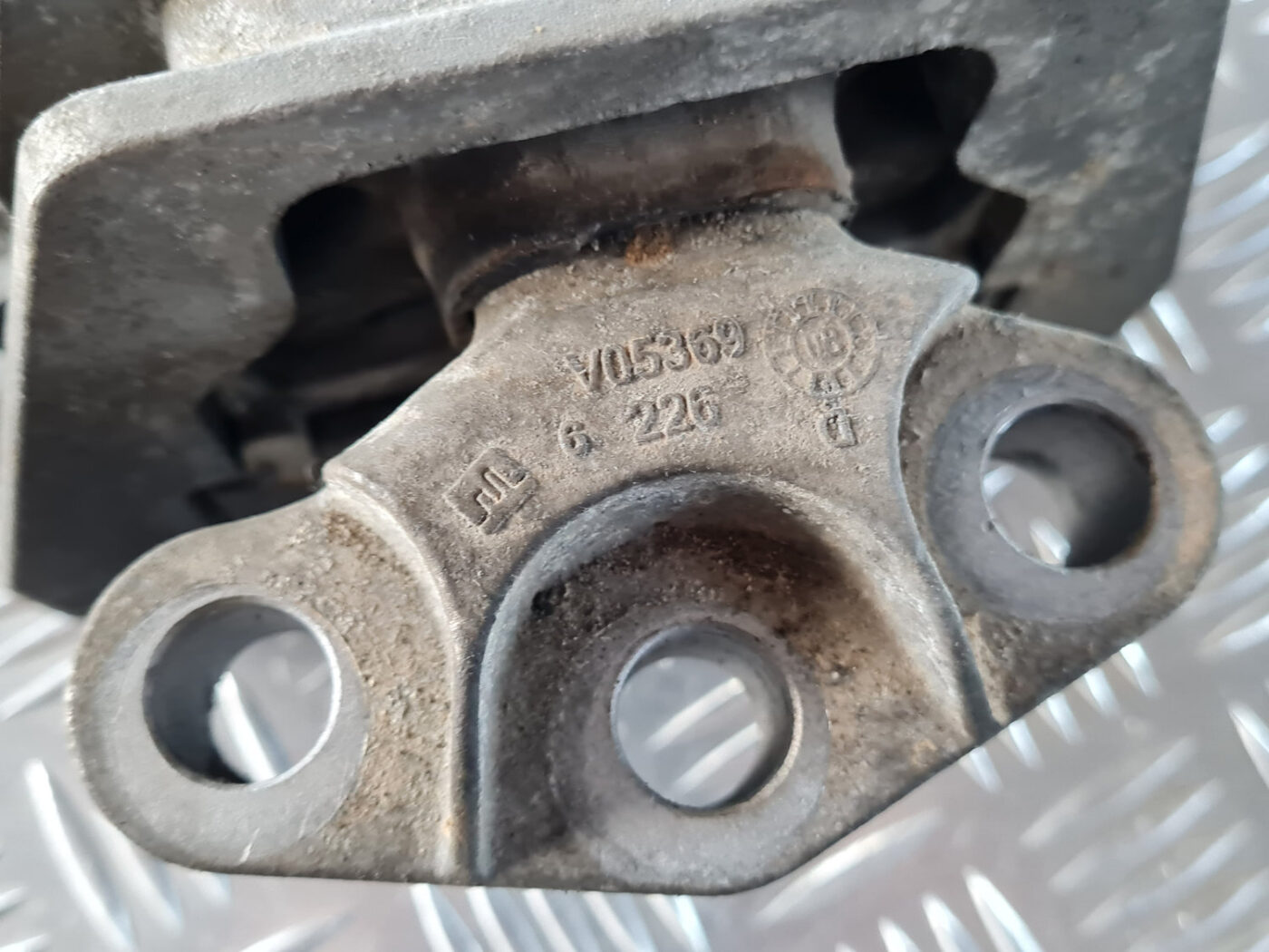 Dzinēja spilvens priekš SAAB 9-3 2009 6 Dzinēja spilvens priekš SAAB 9-3 2009