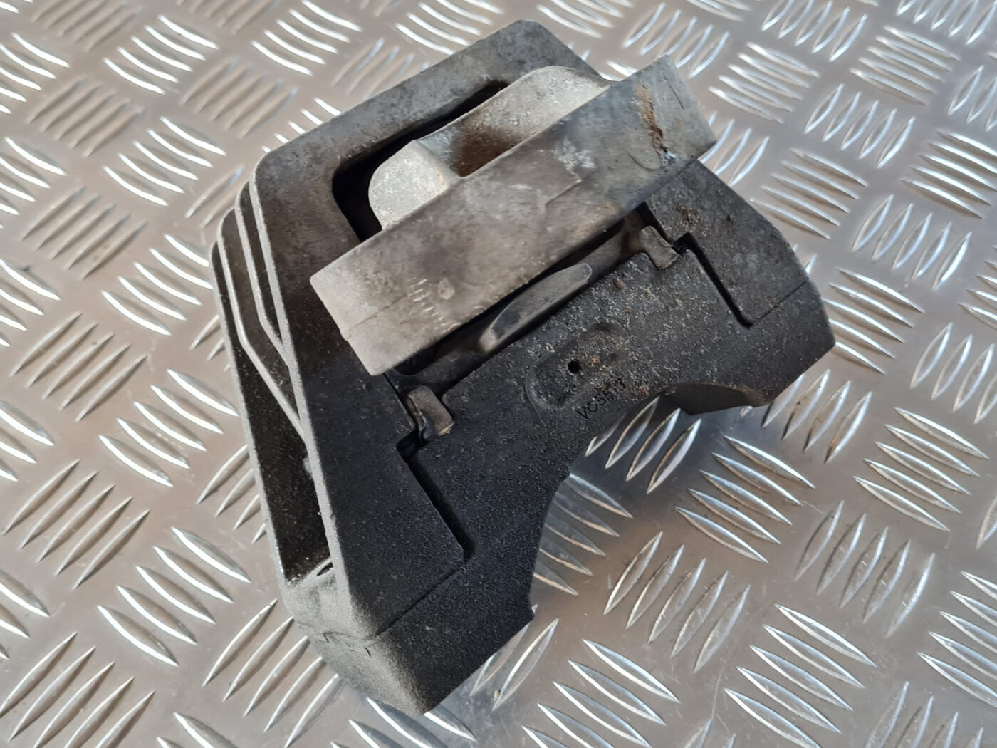 Dzinēja spilvens priekš SAAB 9-3 2009 5 Dzinēja spilvens priekš SAAB 9-3 2009