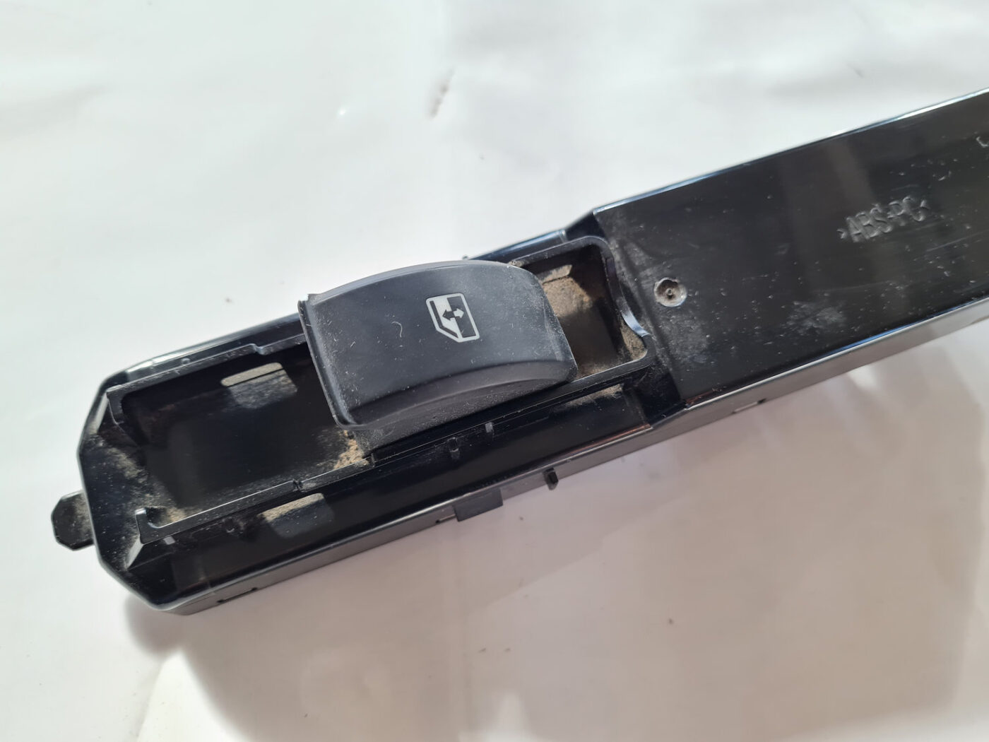 Stikla pacelšanas poga priekš SAAB 9-3 2009 2 Stikla pacelšanas poga priekš SAAB 9-3 2009