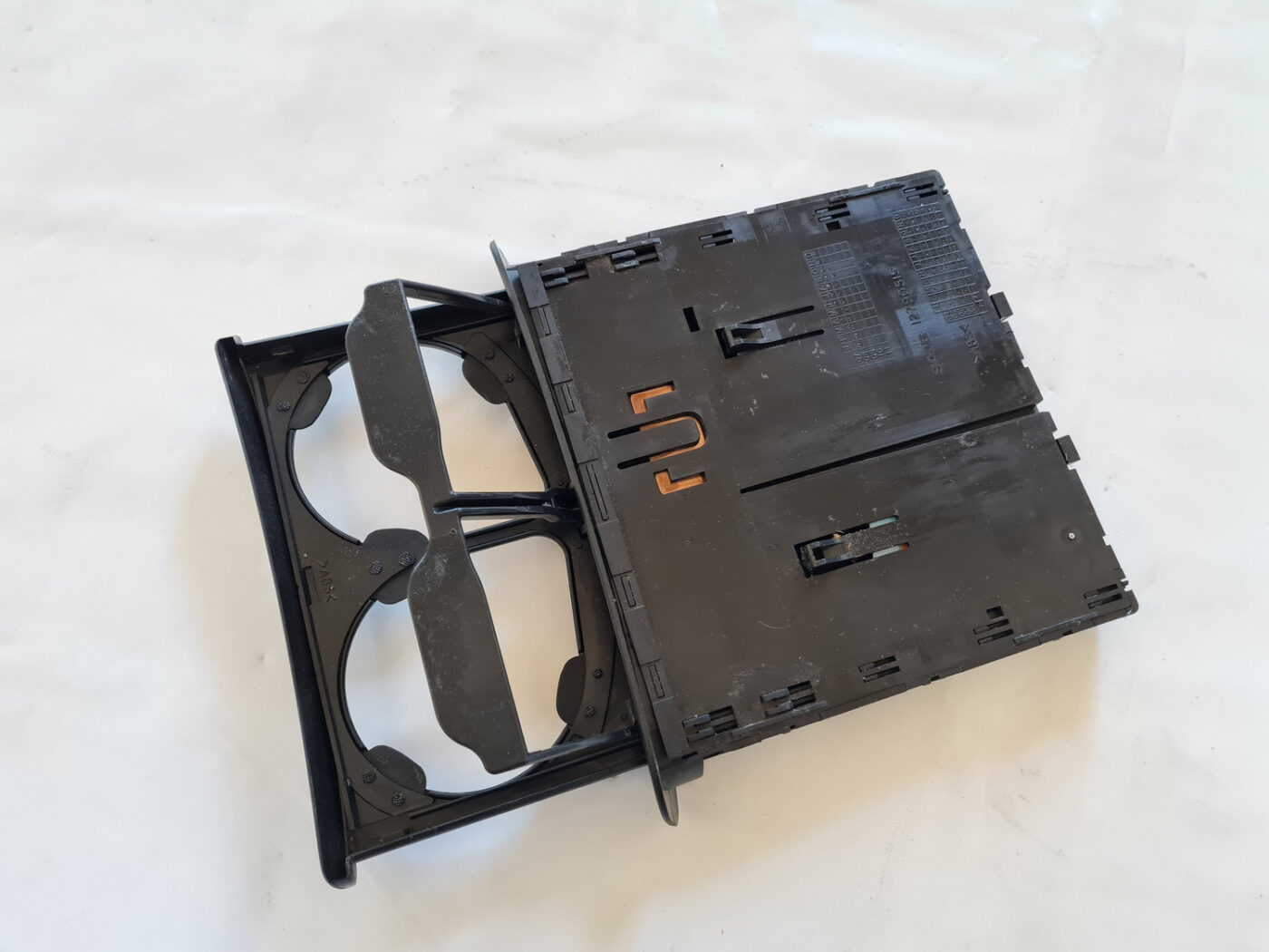 Krūzes turētājs priekš SAAB 9-3 2009 4 Krūzes turētājs priekš SAAB 9-3 2009