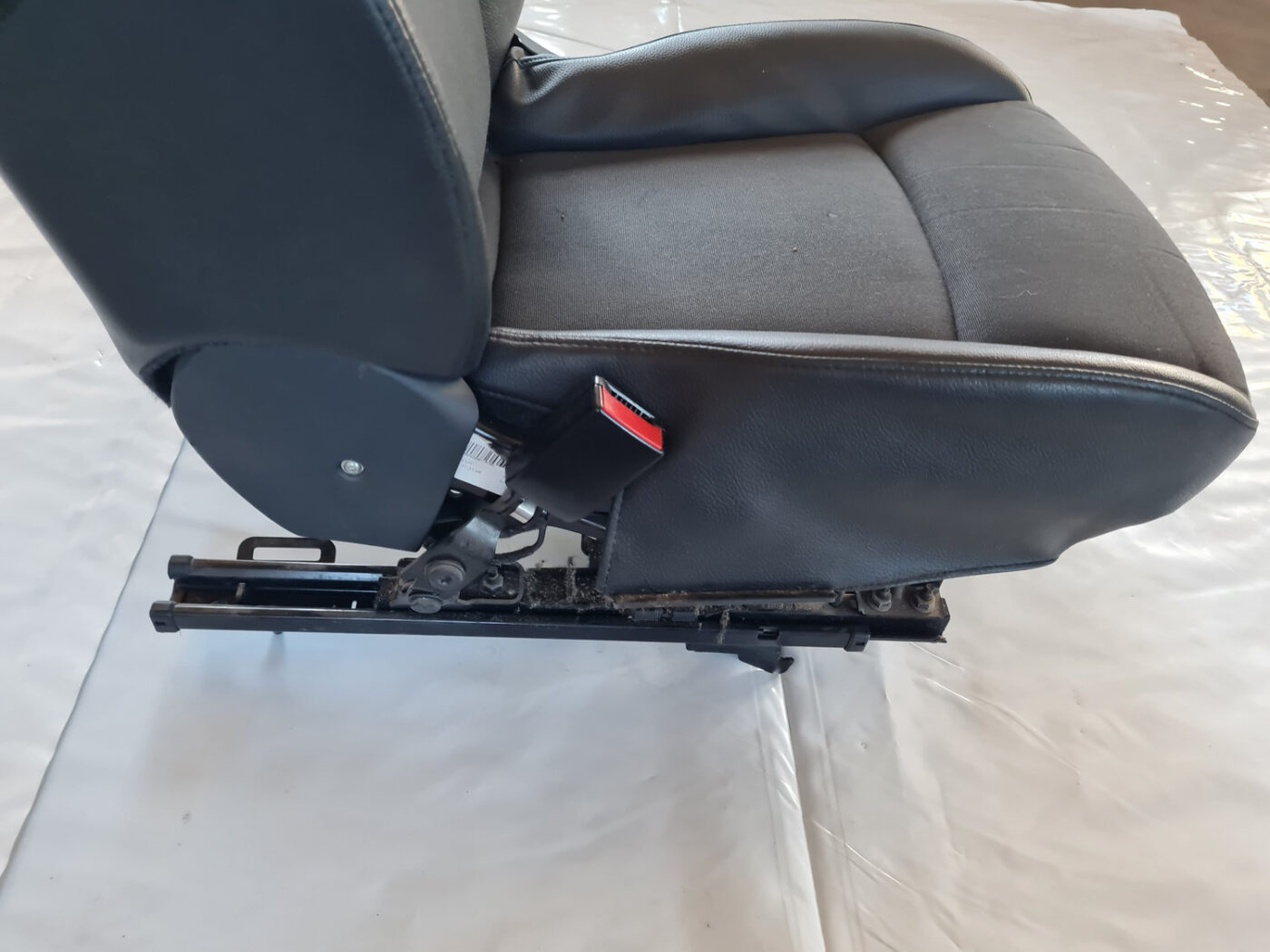 Priekšējais kreisais sēdeklis priekš SAAB 9-3 2009 8 Priekšējais kreisais sēdeklis priekš SAAB 9-3 2009