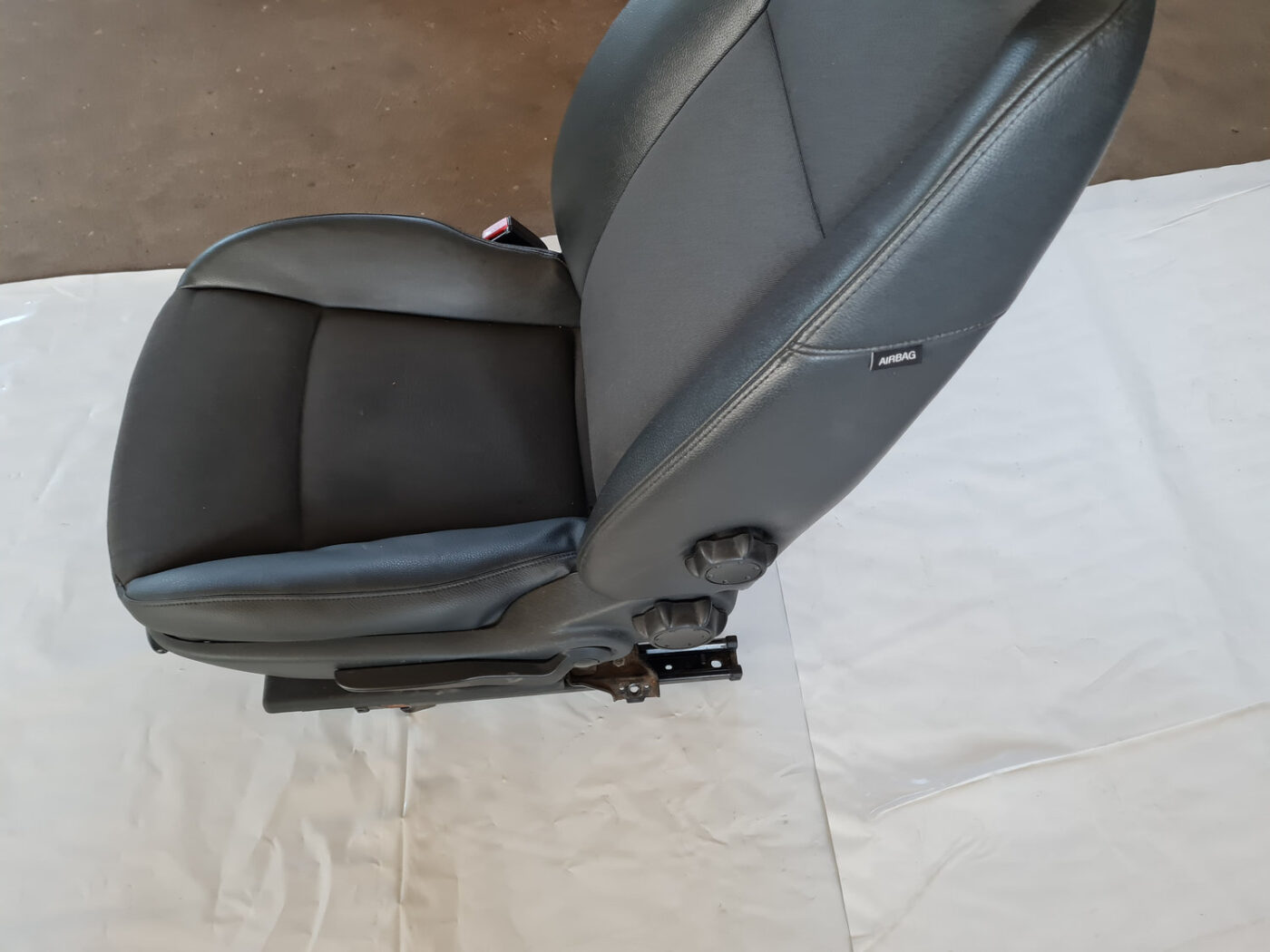 Priekšējais kreisais sēdeklis priekš SAAB 9-3 2009 5 Priekšējais kreisais sēdeklis priekš SAAB 9-3 2009