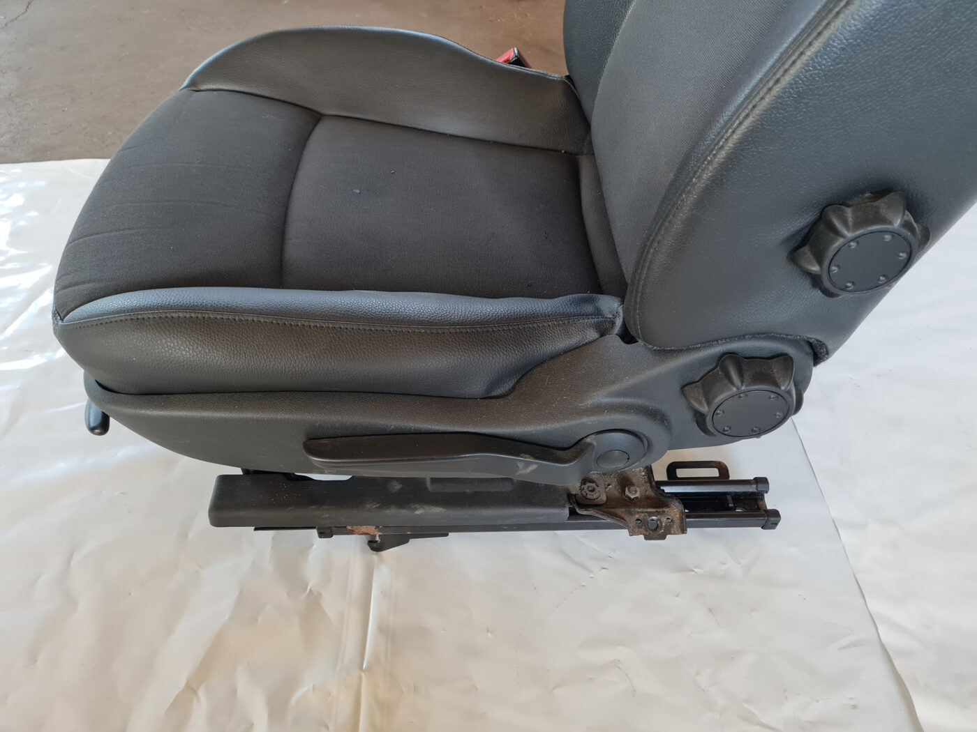 Priekšējais kreisais sēdeklis priekš SAAB 9-3 2009 4 Priekšējais kreisais sēdeklis priekš SAAB 9-3 2009