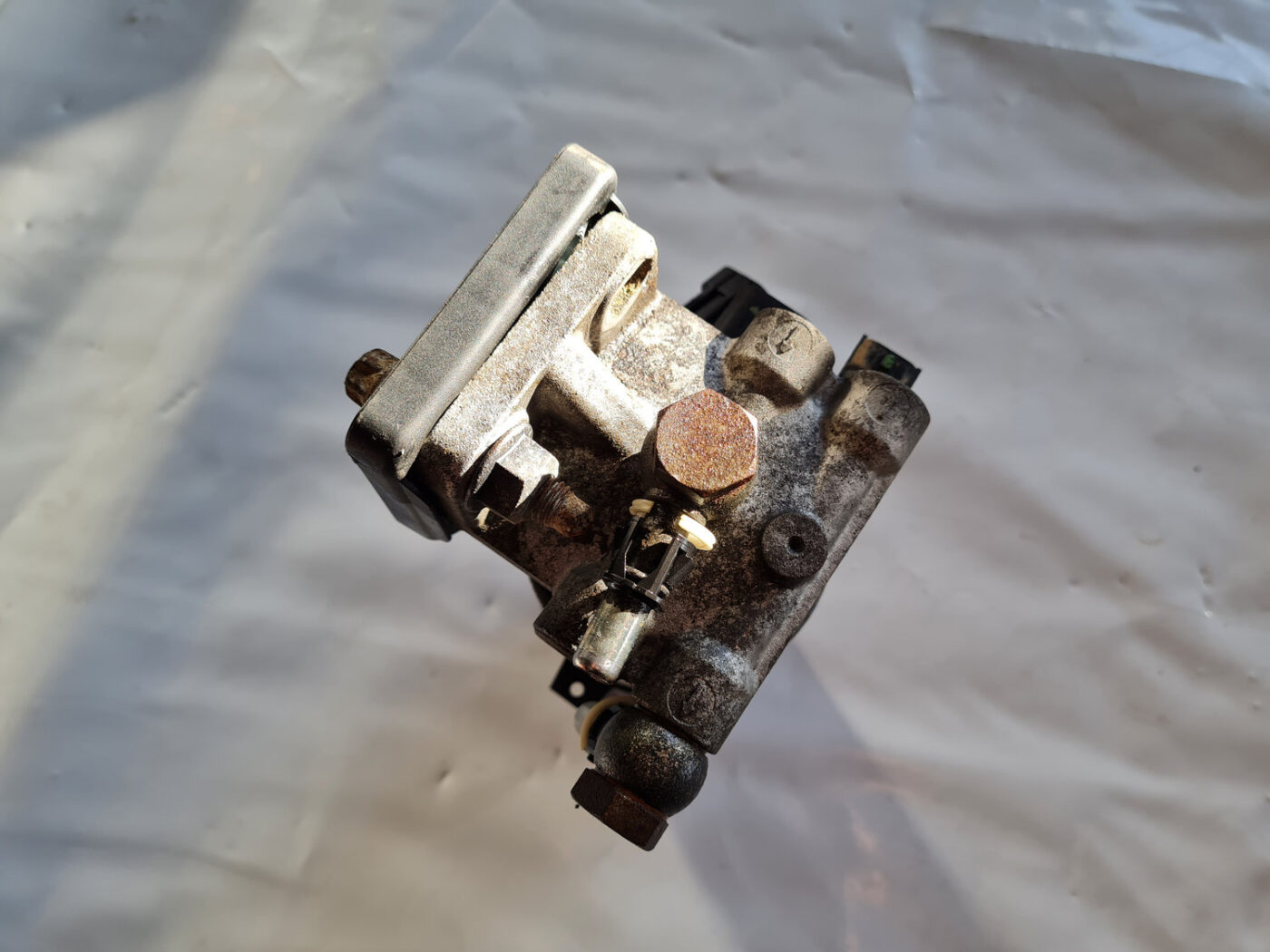 Degvielas filtra korpuss priekš SAAB 9-3 2009 2 Degvielas filtra korpuss priekš SAAB 9-3 2009