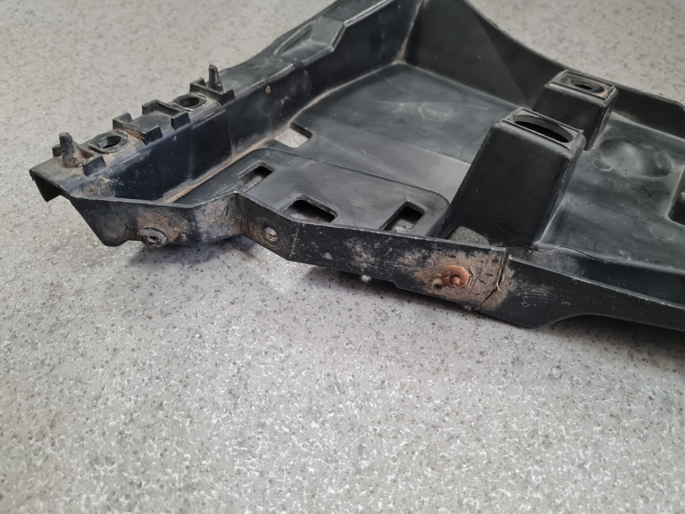 Priekšēja bufera kronšteins priekš VOLVO XC70 2007 6 Priekšēja bufera kronšteins priekš VOLVO XC70 2007