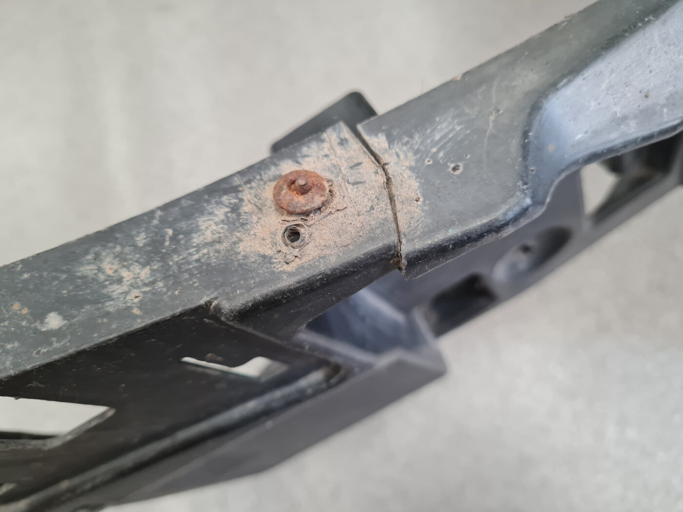 Priekšēja bufera kronšteins priekš VOLVO XC70 2007 5 Priekšēja bufera kronšteins priekš VOLVO XC70 2007