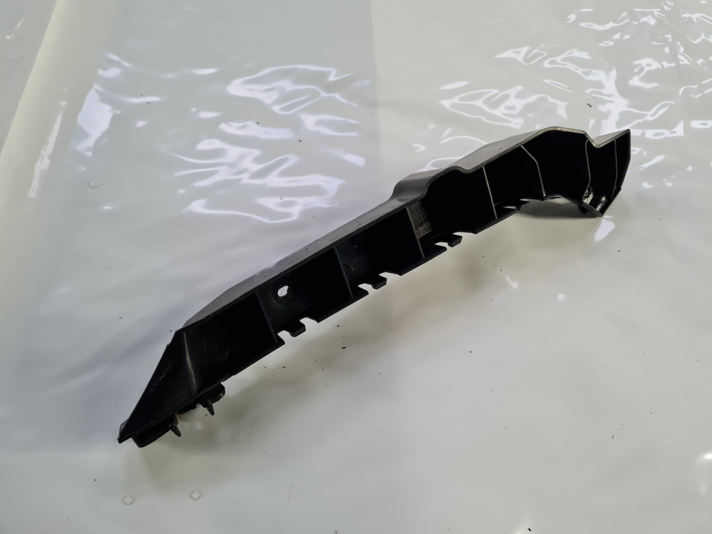 Priekšēja bufera kreisāis kronšteins priekš SAAB 9-3 2009 4 Priekšēja bufera kreisāis kronšteins priekš SAAB 9-3 2009